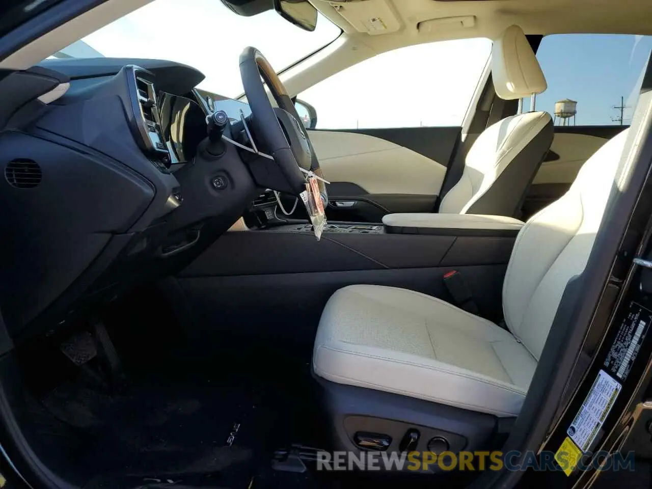 7 Фотография поврежденного автомобиля 2T2BAMCA9RC043655 LEXUS RX350 2024