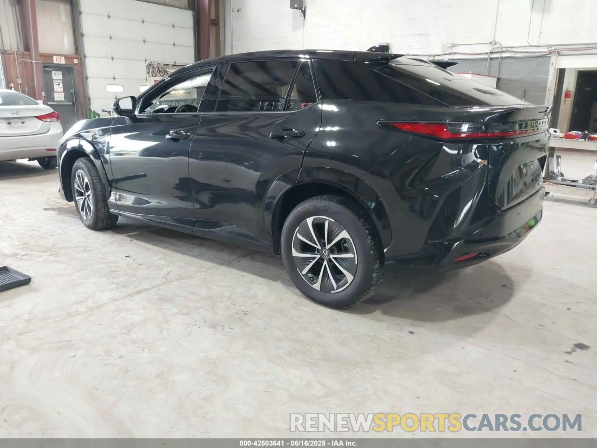 3 Фотография поврежденного автомобиля JTJABABB3RA005717 LEXUS RZ 300E 2024