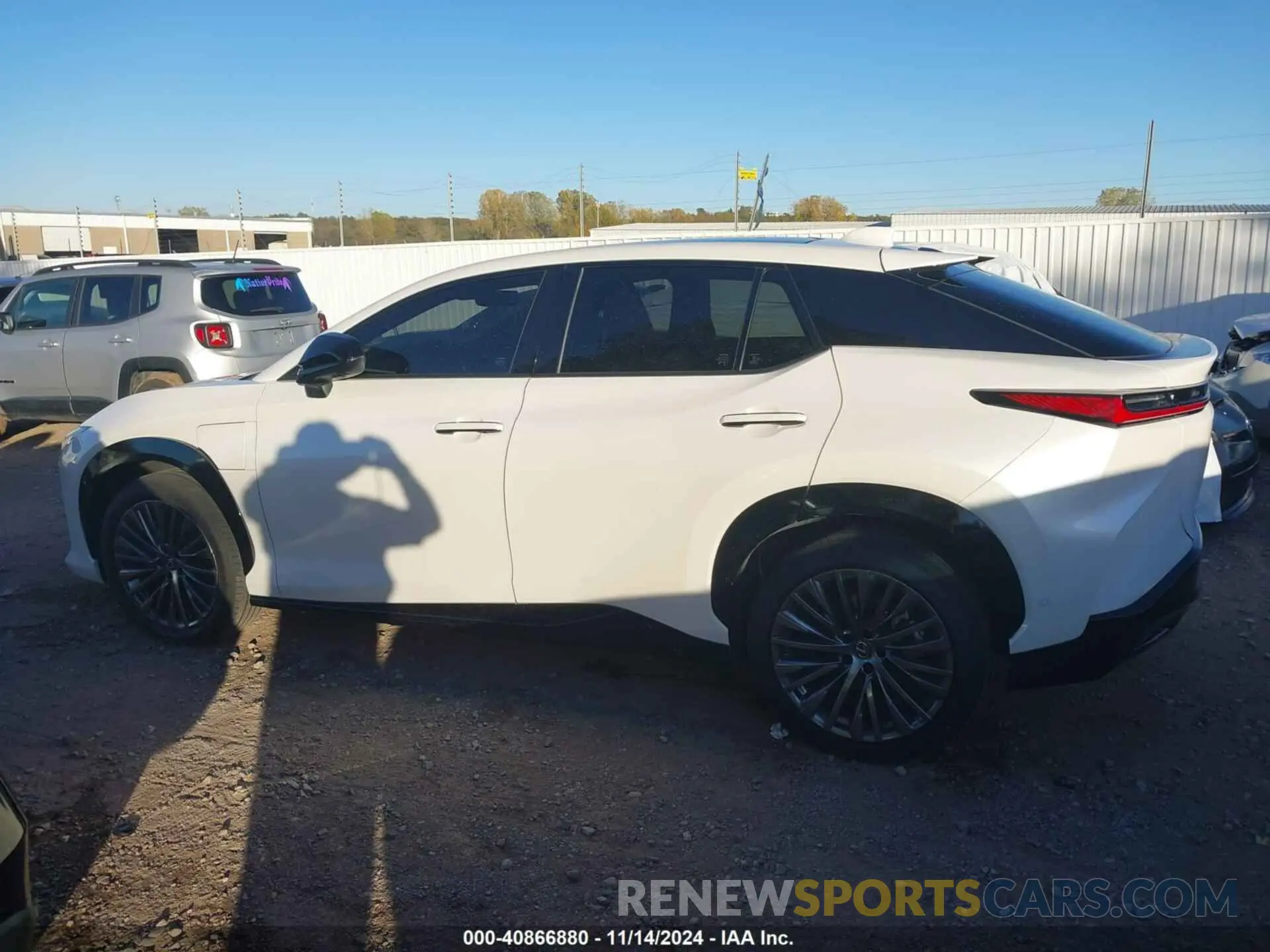 14 Фотография поврежденного автомобиля JTJAAAABXPA022340 LEXUS RZ 450E 2023