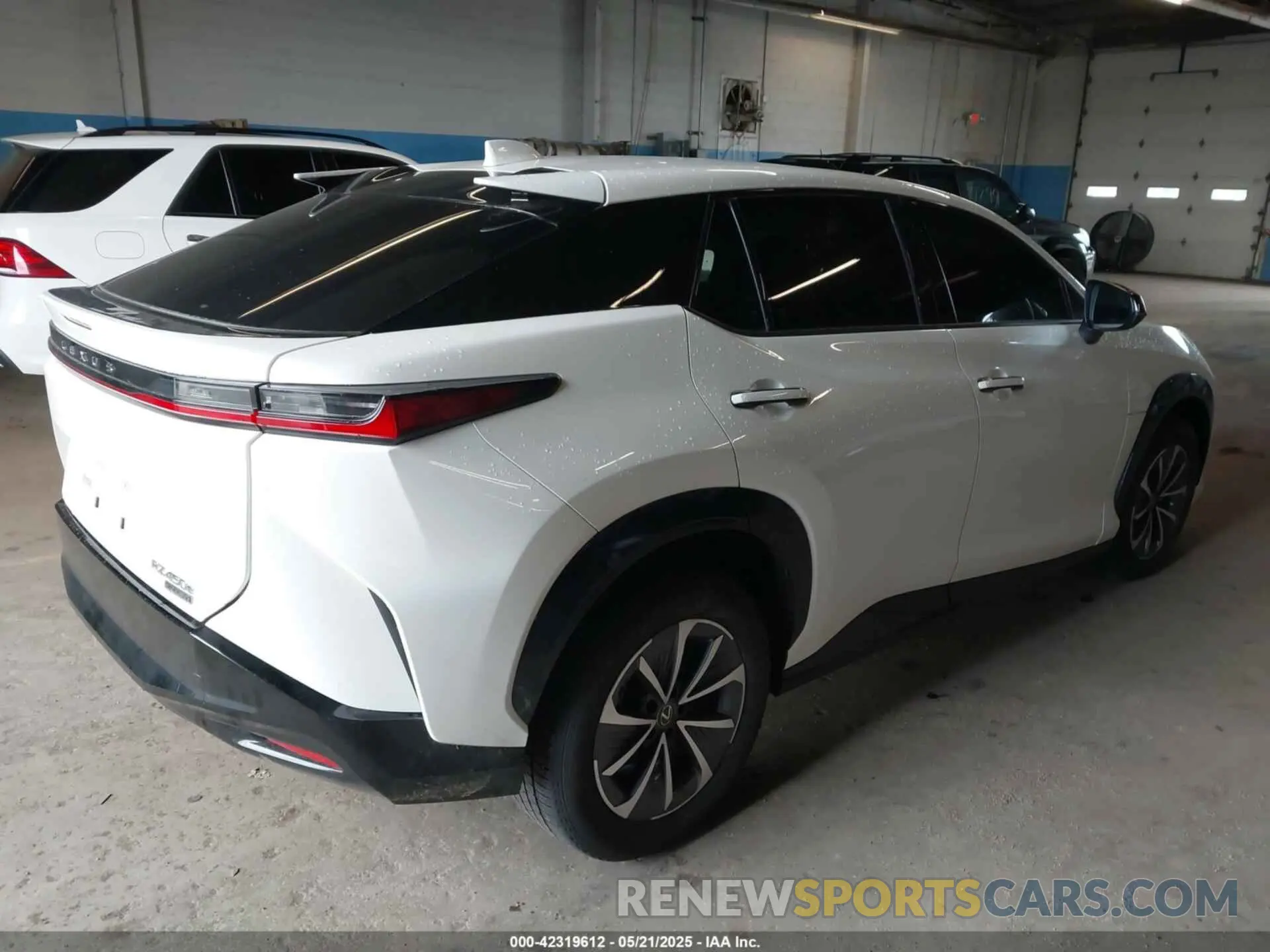 4 Фотография поврежденного автомобиля JTJAAAAB8RA023733 LEXUS RZ 450E 2024