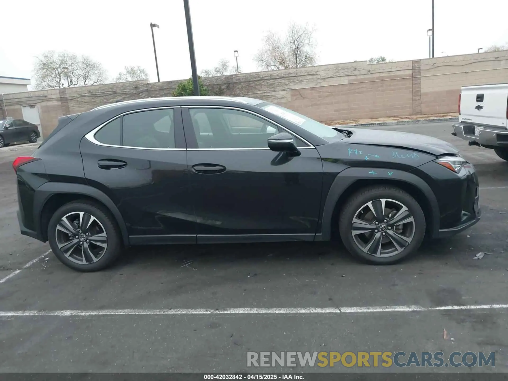 13 Фотография поврежденного автомобиля JTHY3JBH0K2013968 LEXUS UX 200 2019