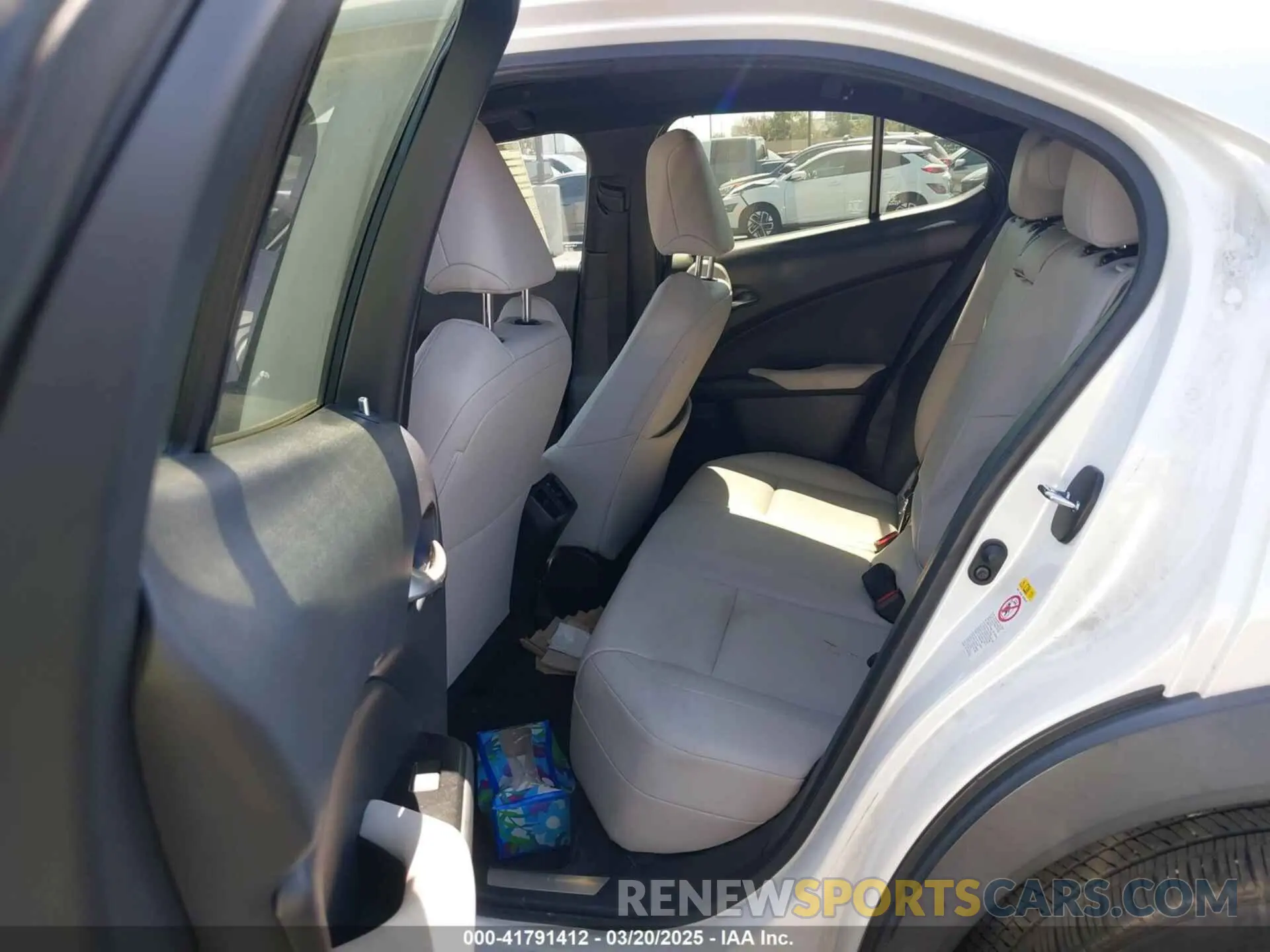 8 Фотография поврежденного автомобиля JTHY3JBH3K2002849 LEXUS UX 200 2019