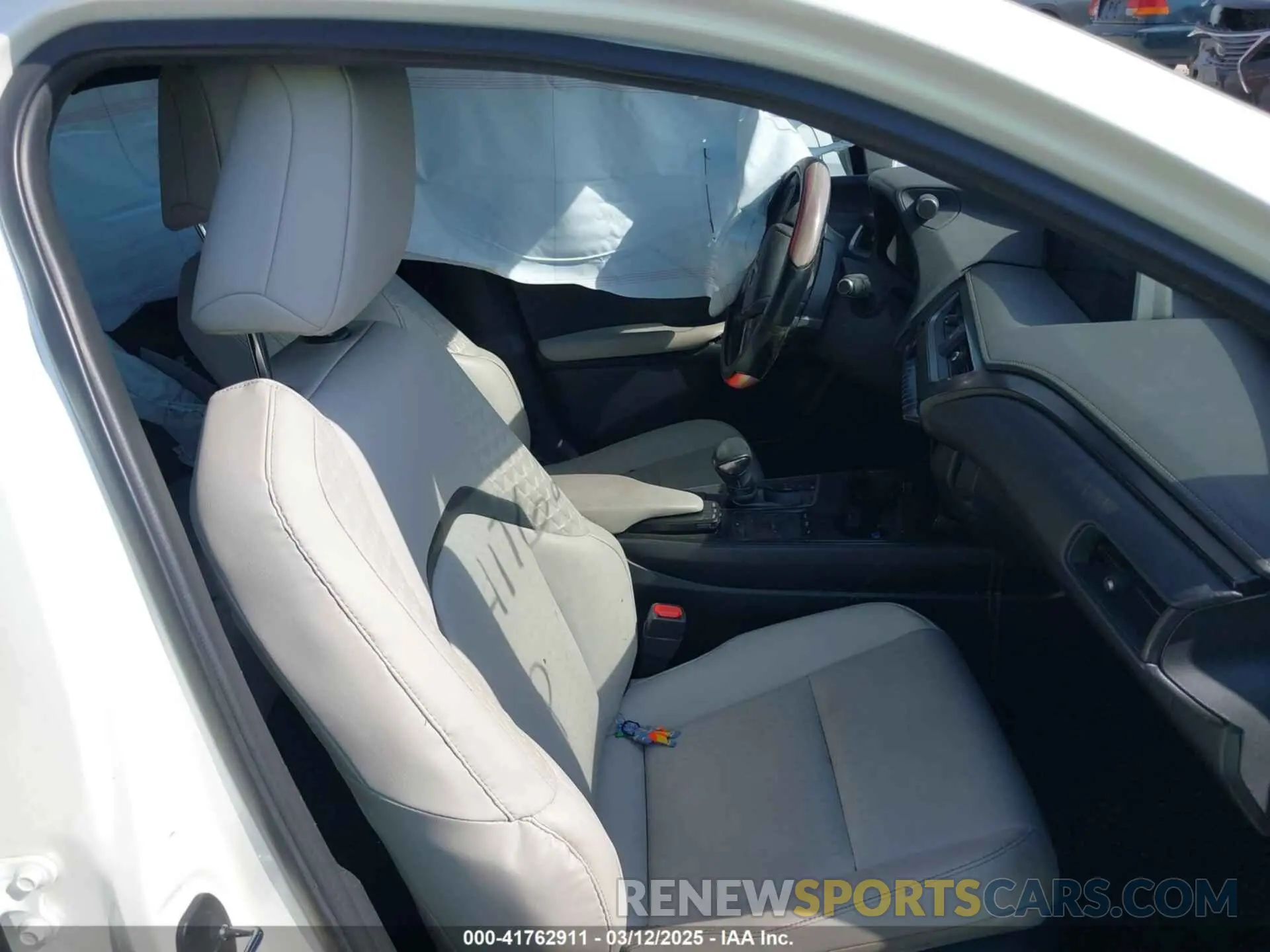 5 Photograph of a damaged car JTHY3JBH4K2014881 LEXUS UX 200 2019