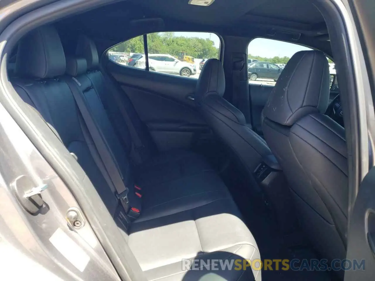 11 Фотография поврежденного автомобиля JTHY3JBH7K2016799 LEXUS UX 200 2019