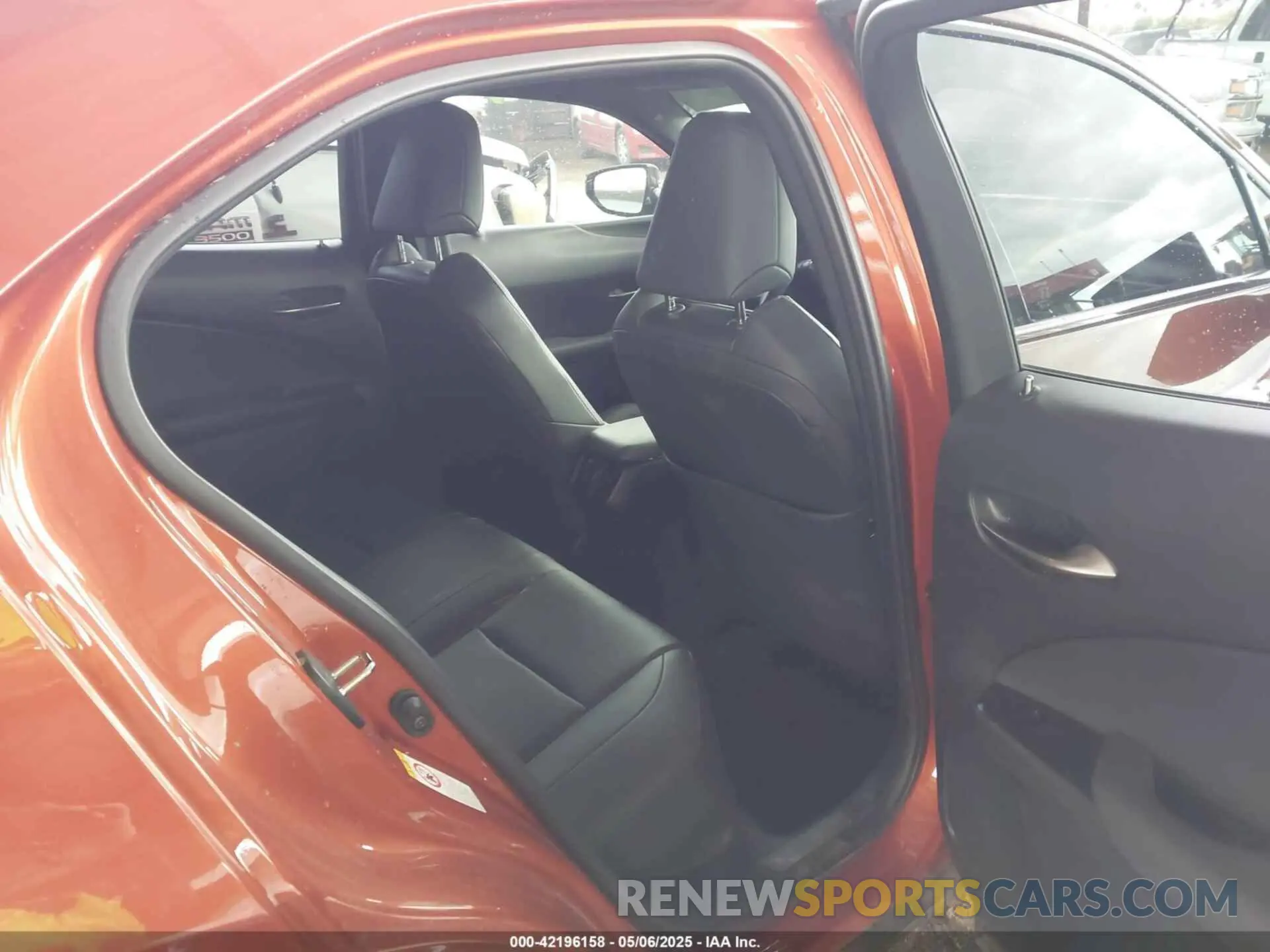 8 Photograph of a damaged car JTHY3JBH9K2005464 LEXUS UX 200 2019