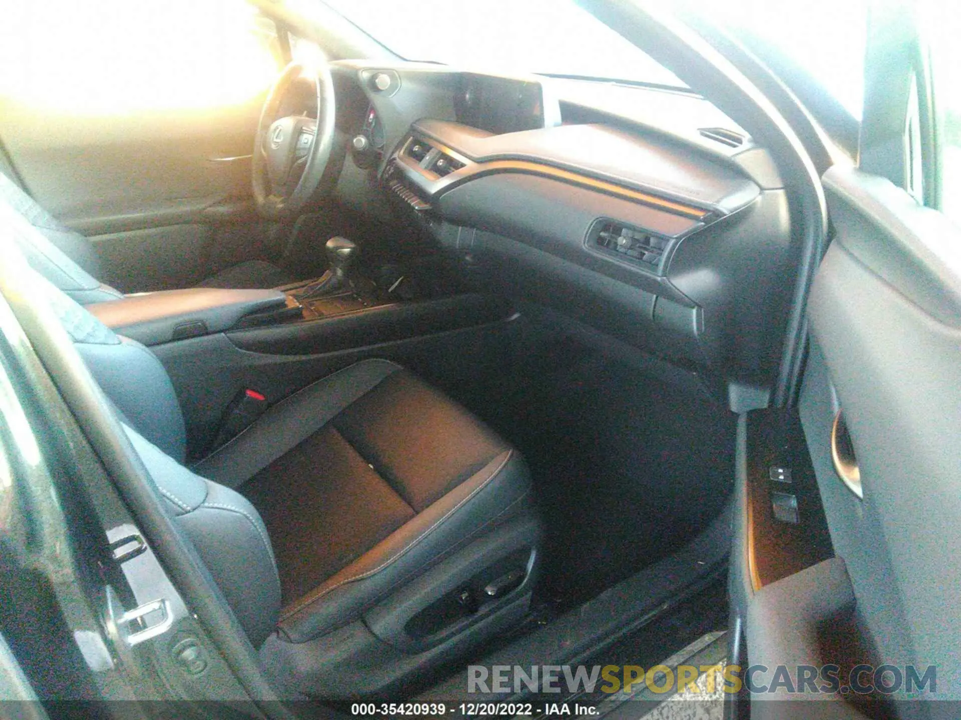 5 Photograph of a damaged car JTHX3JBH8M2039684 LEXUS UX 2021