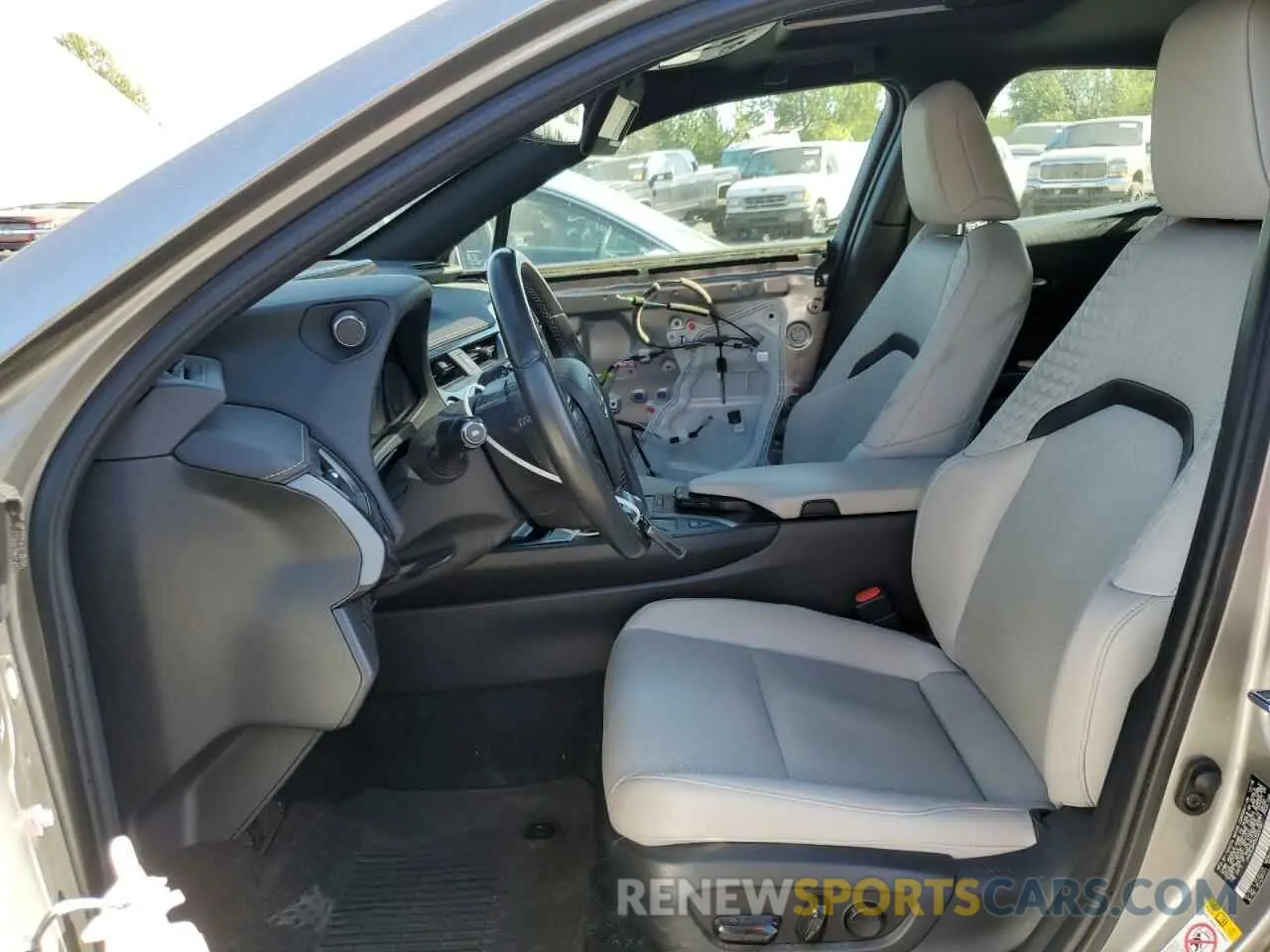 7 Фотография поврежденного автомобиля JTHU9JBH0K2002451 LEXUS UX 250H 2019