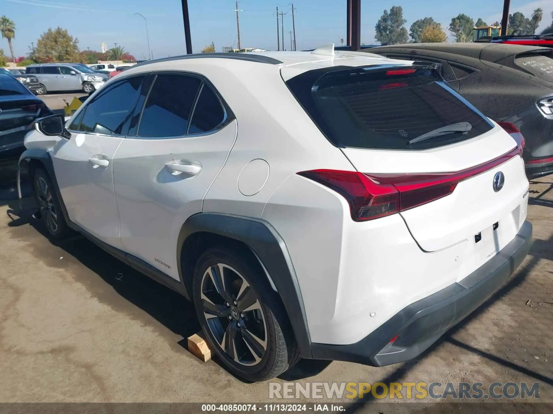 3 Фотография поврежденного автомобиля JTHP9JBH8L2027189 LEXUS UX 250H 2020