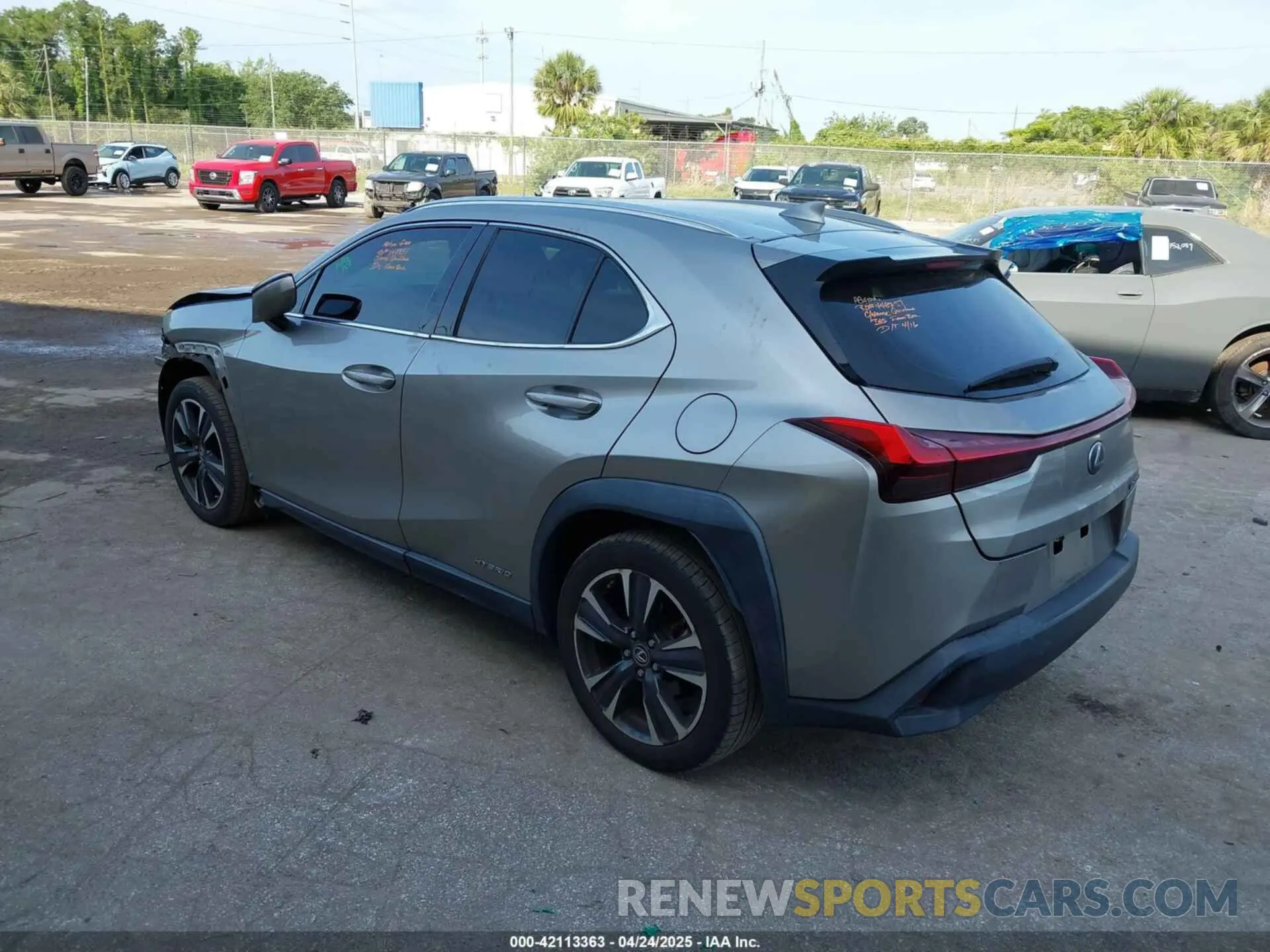 3 Фотография поврежденного автомобиля JTHX9JBHXL2033589 LEXUS UX 250H 2020