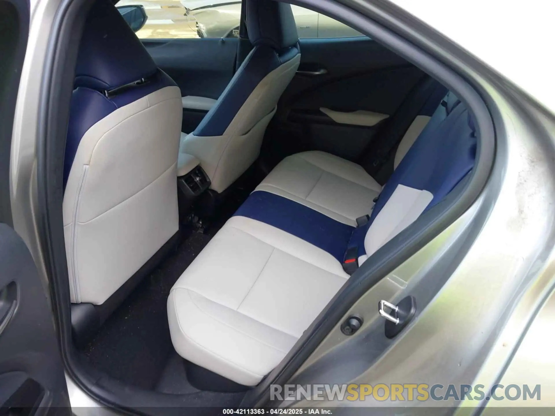 8 Фотография поврежденного автомобиля JTHX9JBHXL2033589 LEXUS UX 250H 2020