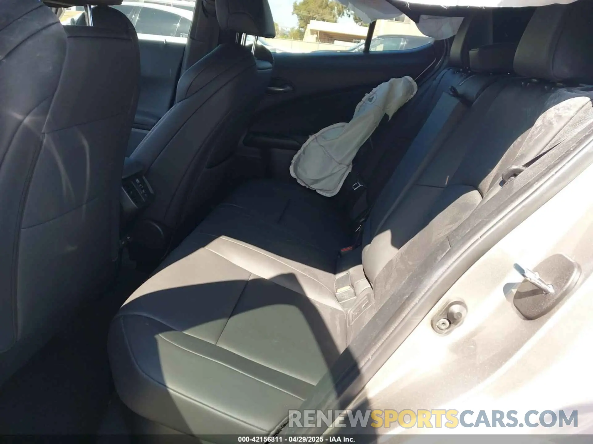 8 Фотография поврежденного автомобиля JTHR9JBH0M2037127 LEXUS UX 250H 2021