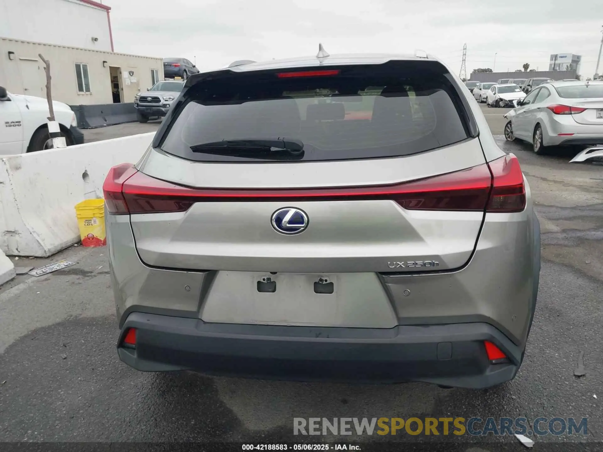 17 Фотография поврежденного автомобиля JTHX9JBH5M2051757 LEXUS UX 250H 2021
