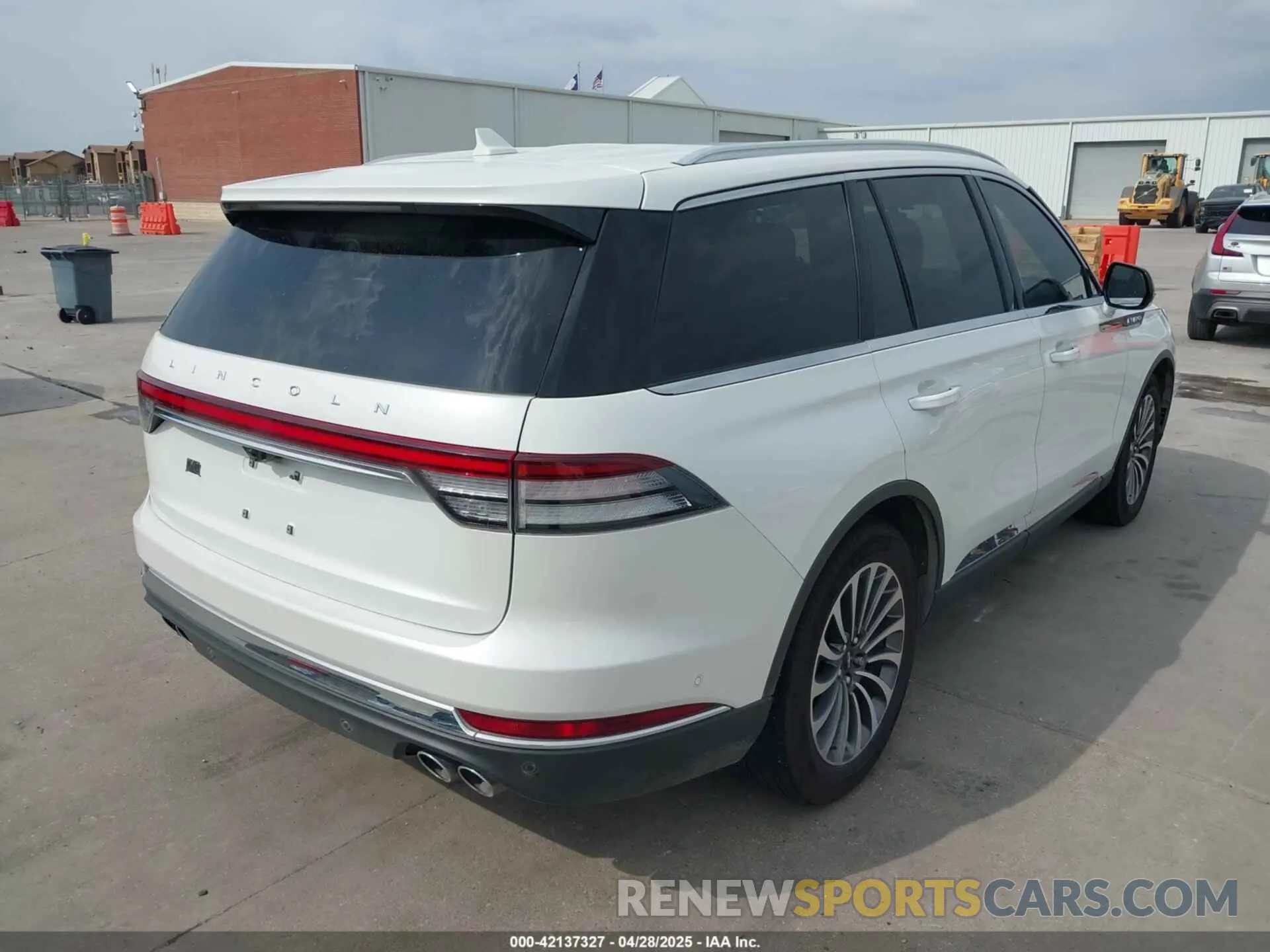 4 Photograph of a damaged car 5LM5J7WC1LGL28593 LINCOLN AVIATOR 2020
