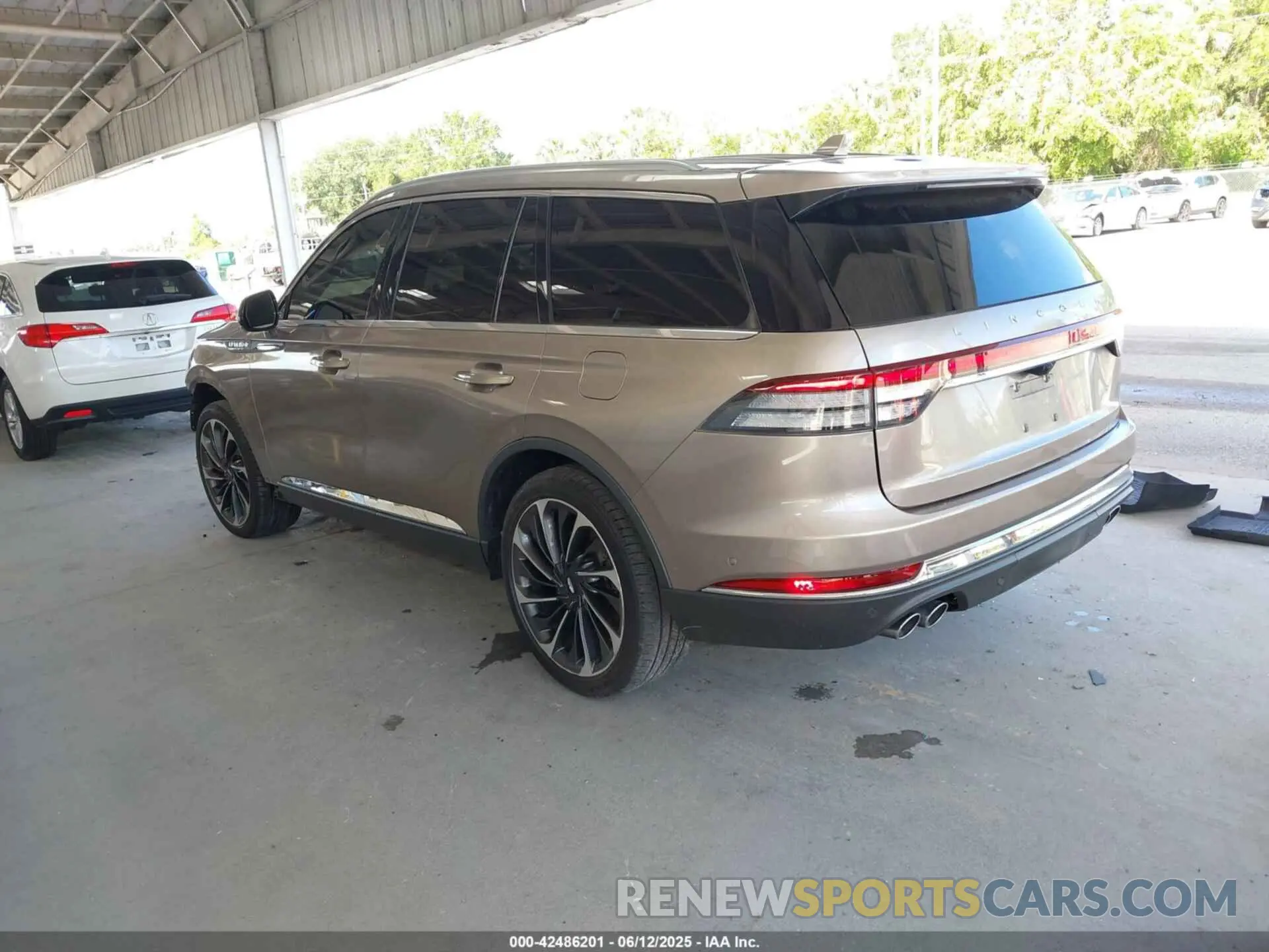 3 Photograph of a damaged car 5LM5J7XC0LGL10343 LINCOLN AVIATOR 2020