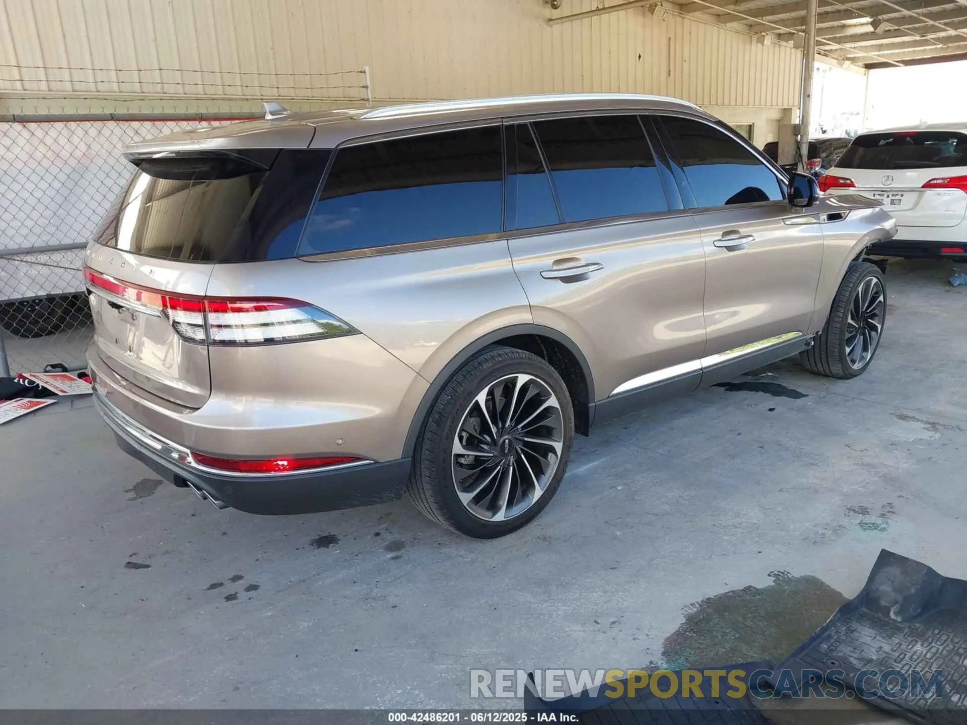 4 Photograph of a damaged car 5LM5J7XC0LGL10343 LINCOLN AVIATOR 2020