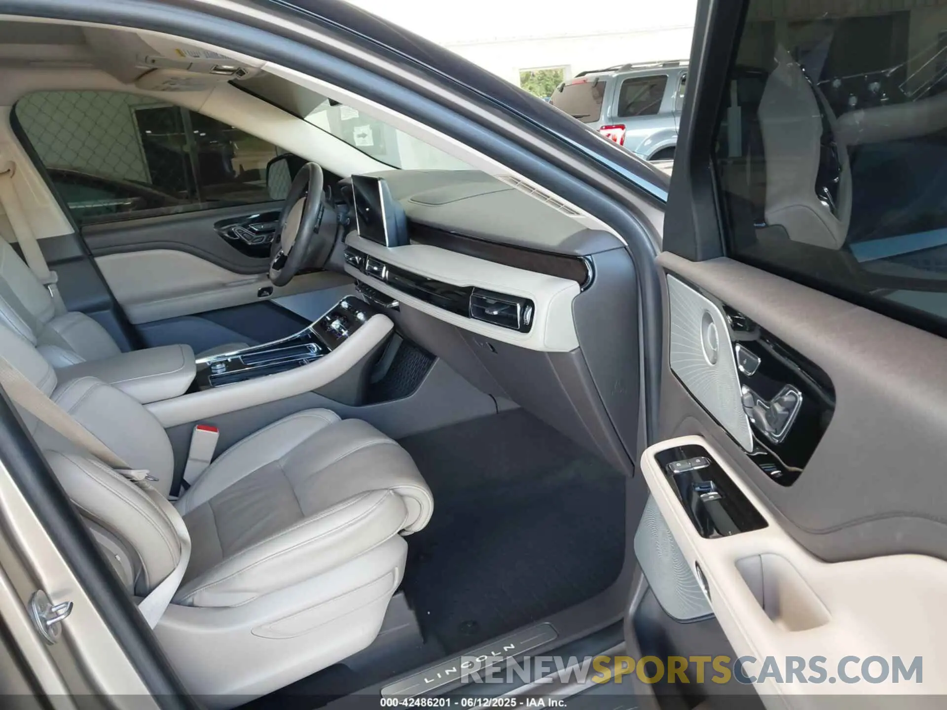 5 Photograph of a damaged car 5LM5J7XC0LGL10343 LINCOLN AVIATOR 2020