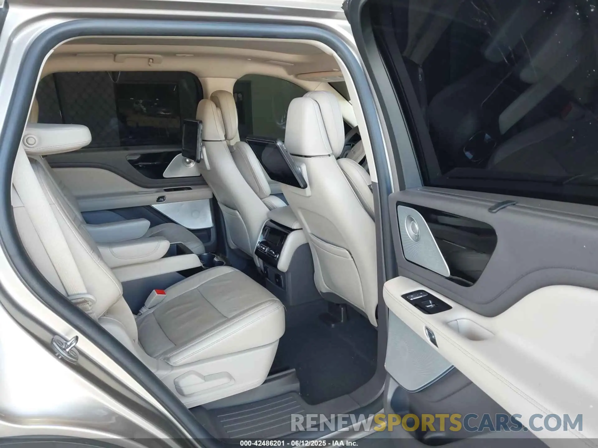 8 Photograph of a damaged car 5LM5J7XC0LGL10343 LINCOLN AVIATOR 2020