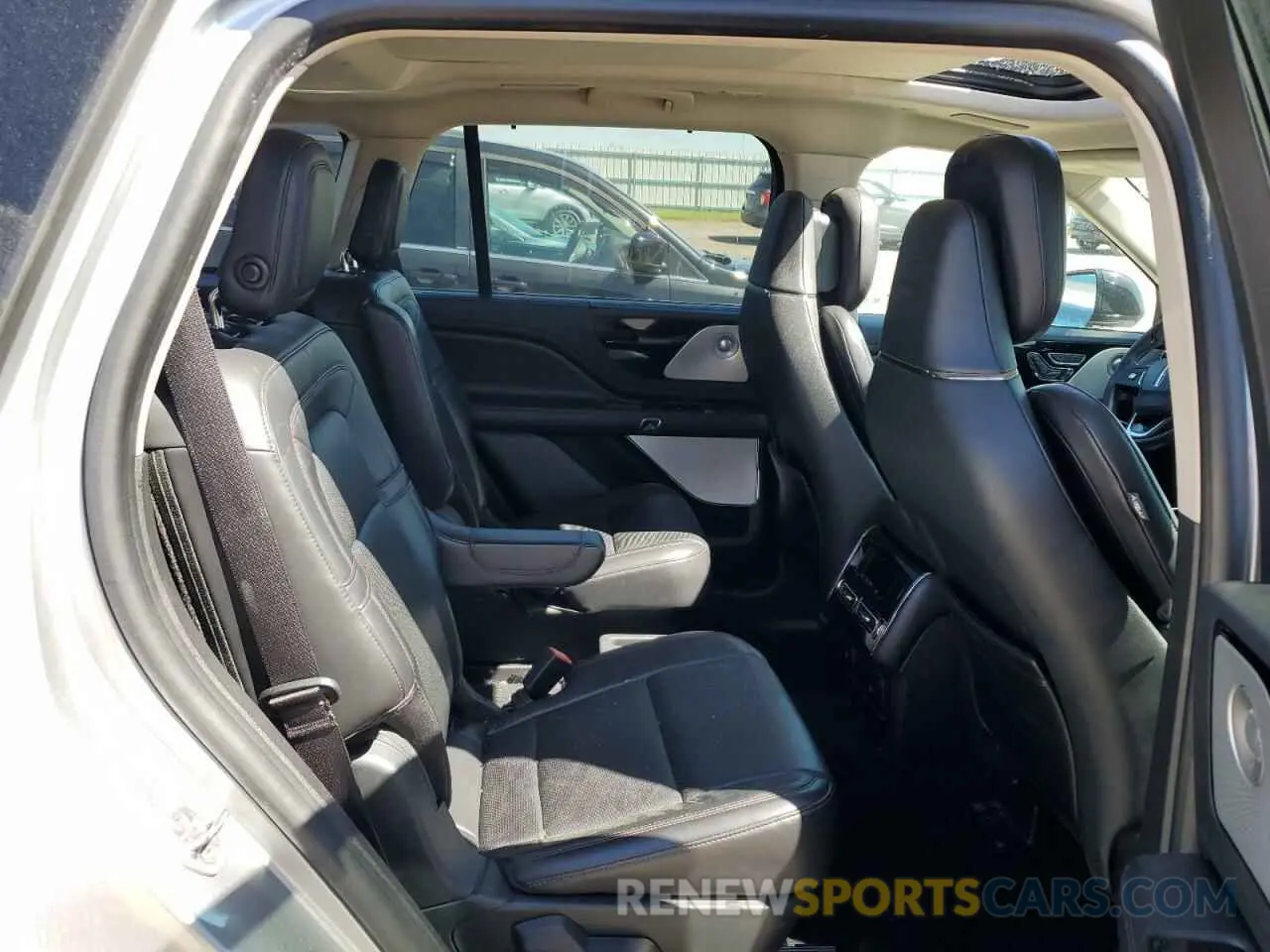 11 Photograph of a damaged car 5LM5J7XC4LGL20616 LINCOLN AVIATOR 2020