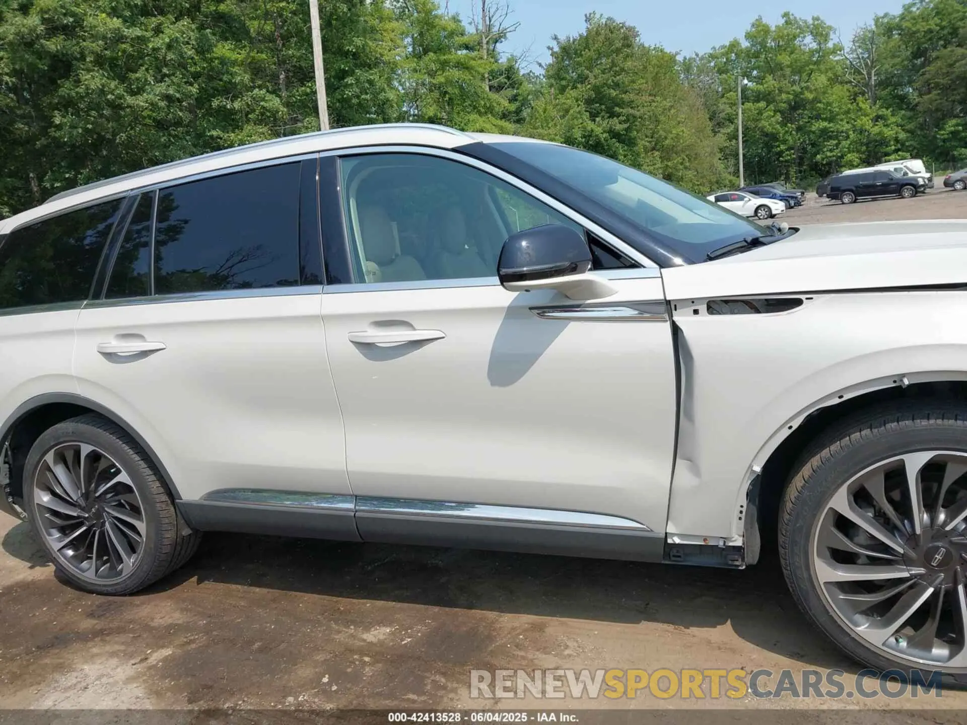 13 Photograph of a damaged car 5LM5J7XC8LGL00255 LINCOLN AVIATOR 2020