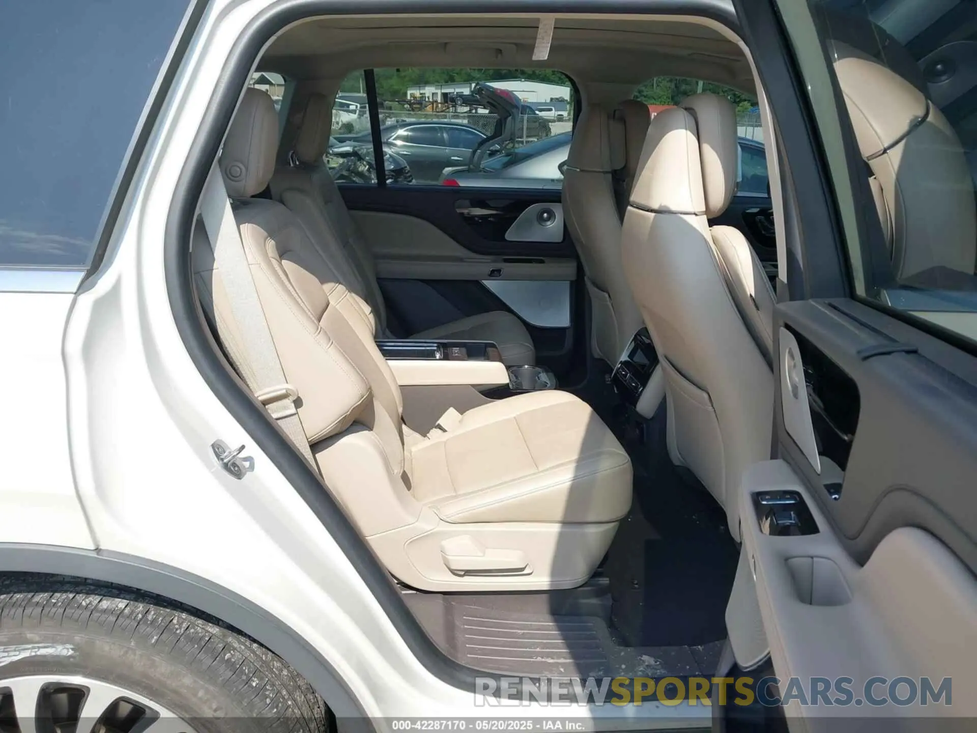 8 Photograph of a damaged car 5LM5J7XC9LGL14438 LINCOLN AVIATOR 2020