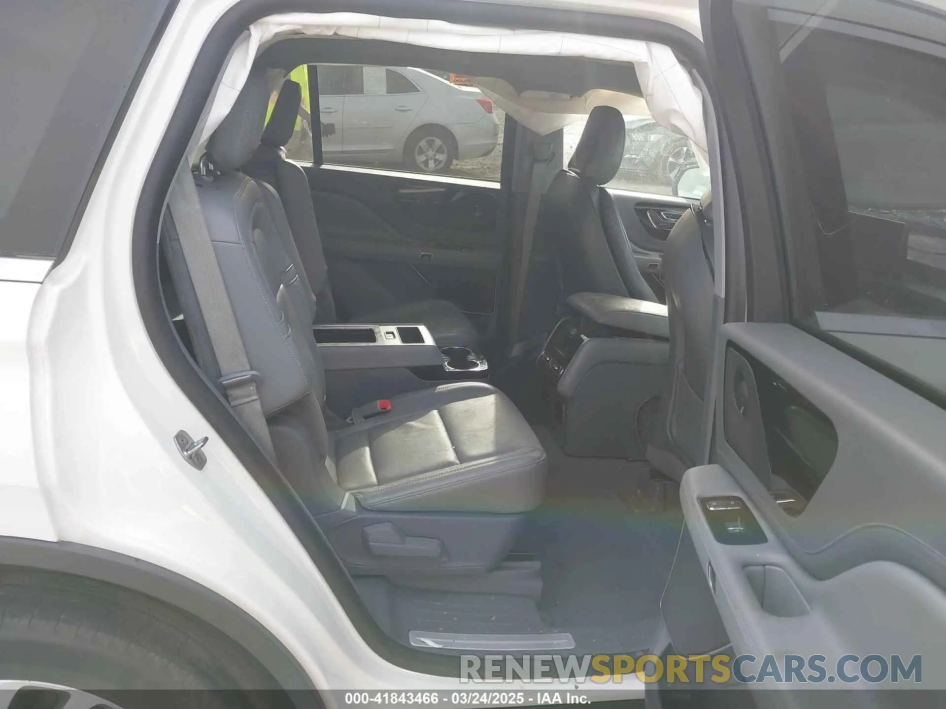 8 Photograph of a damaged car 5LM5J7WC1MGL09155 LINCOLN AVIATOR 2021