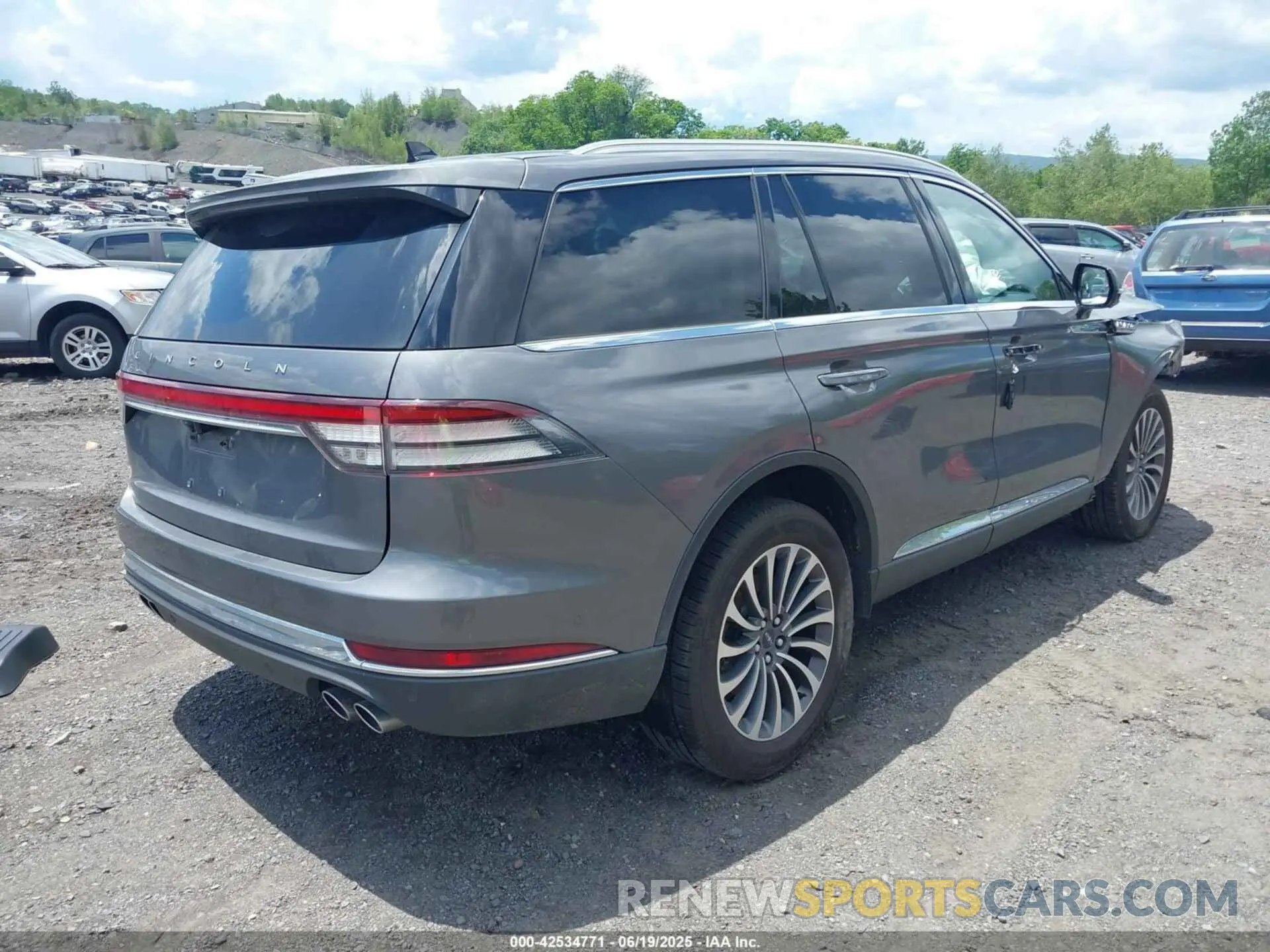 4 Photograph of a damaged car 5LM5J7XC3MGL06451 LINCOLN AVIATOR 2021