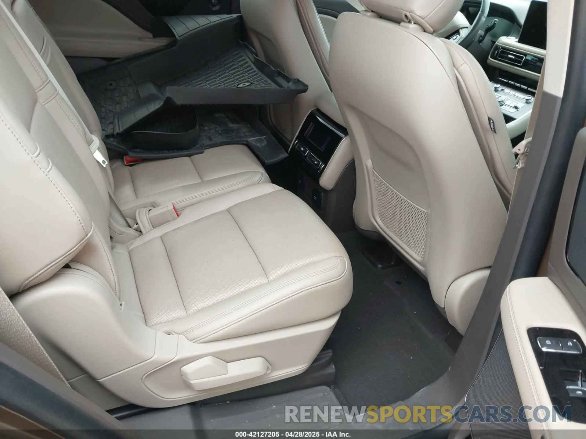 8 Photograph of a damaged car 5LM5J7WC7NGL17505 LINCOLN AVIATOR 2022
