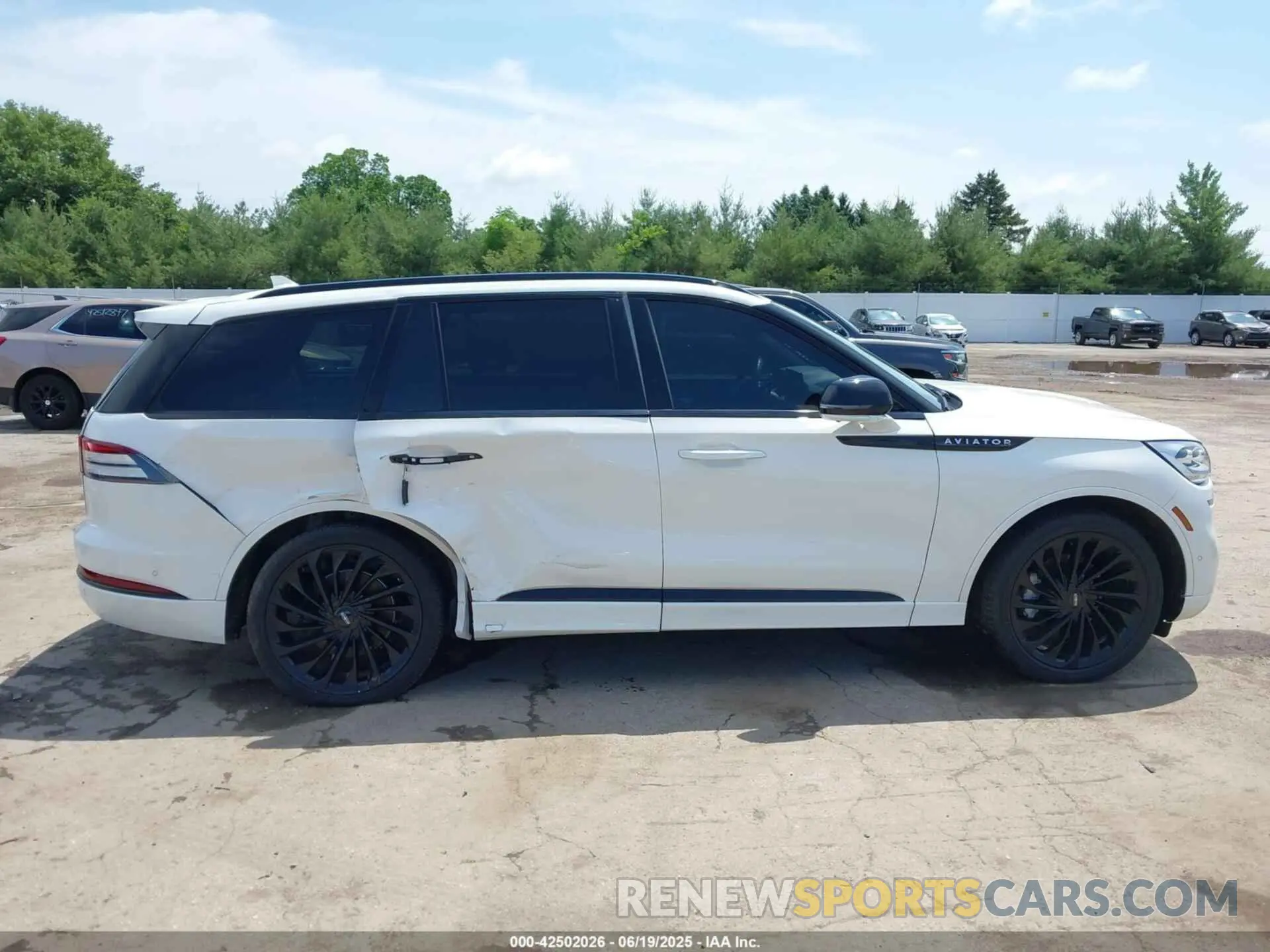 14 Photograph of a damaged car 5LM5J7XC3NGL13112 LINCOLN AVIATOR 2022