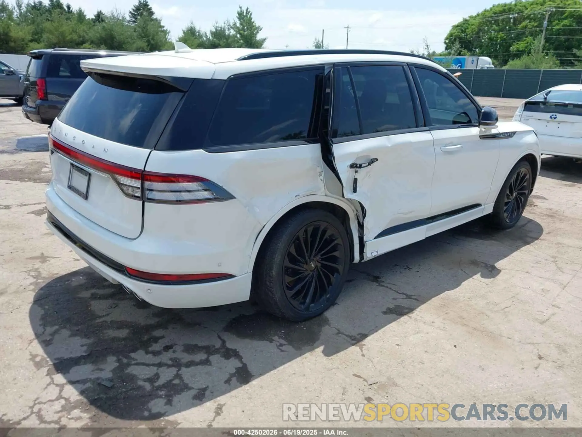 4 Photograph of a damaged car 5LM5J7XC3NGL13112 LINCOLN AVIATOR 2022