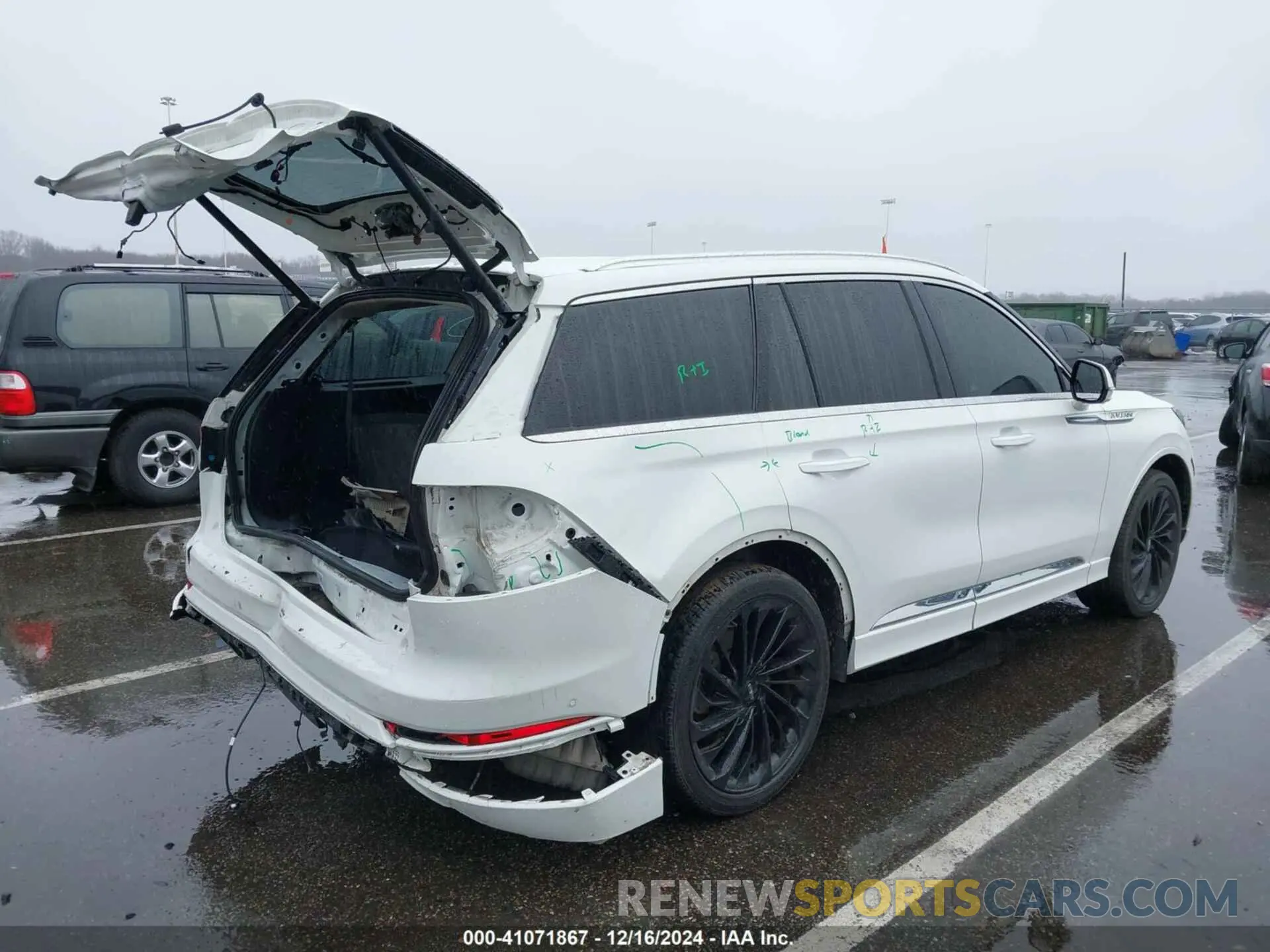 12 Photograph of a damaged car 5LM5J7XC4NGL07223 LINCOLN AVIATOR 2022