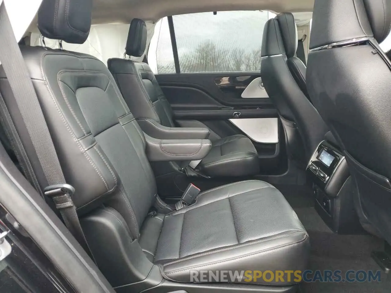 11 Photograph of a damaged car 5LM5J7XC6NGL06025 LINCOLN AVIATOR 2022