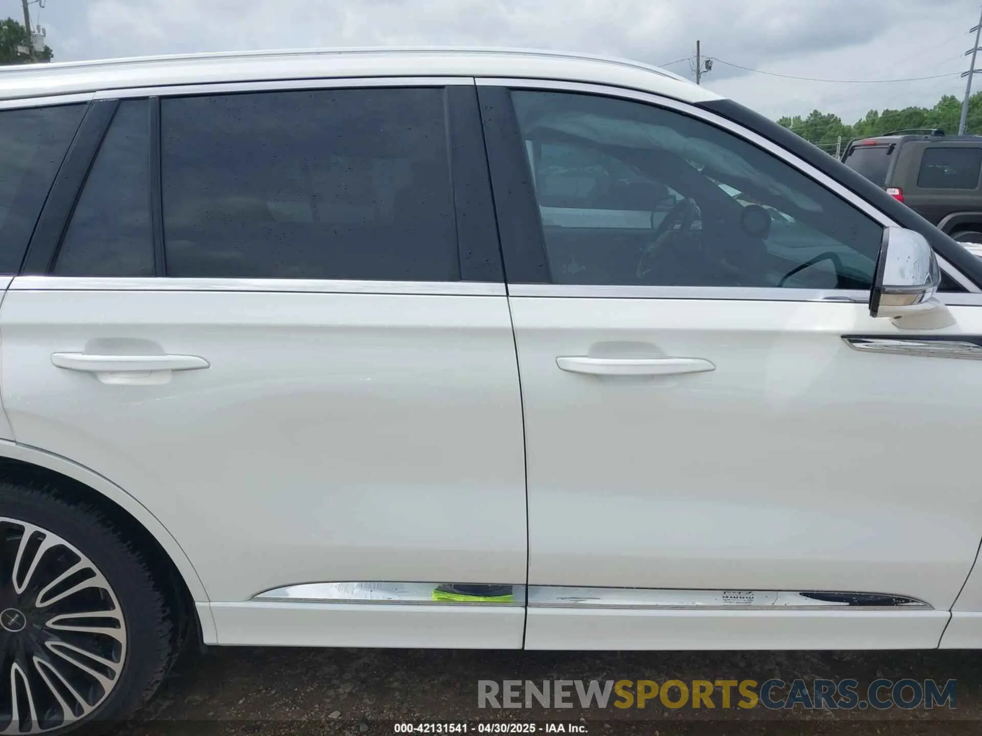 14 Photograph of a damaged car 5LM5J9XC9NGL11344 LINCOLN AVIATOR 2022