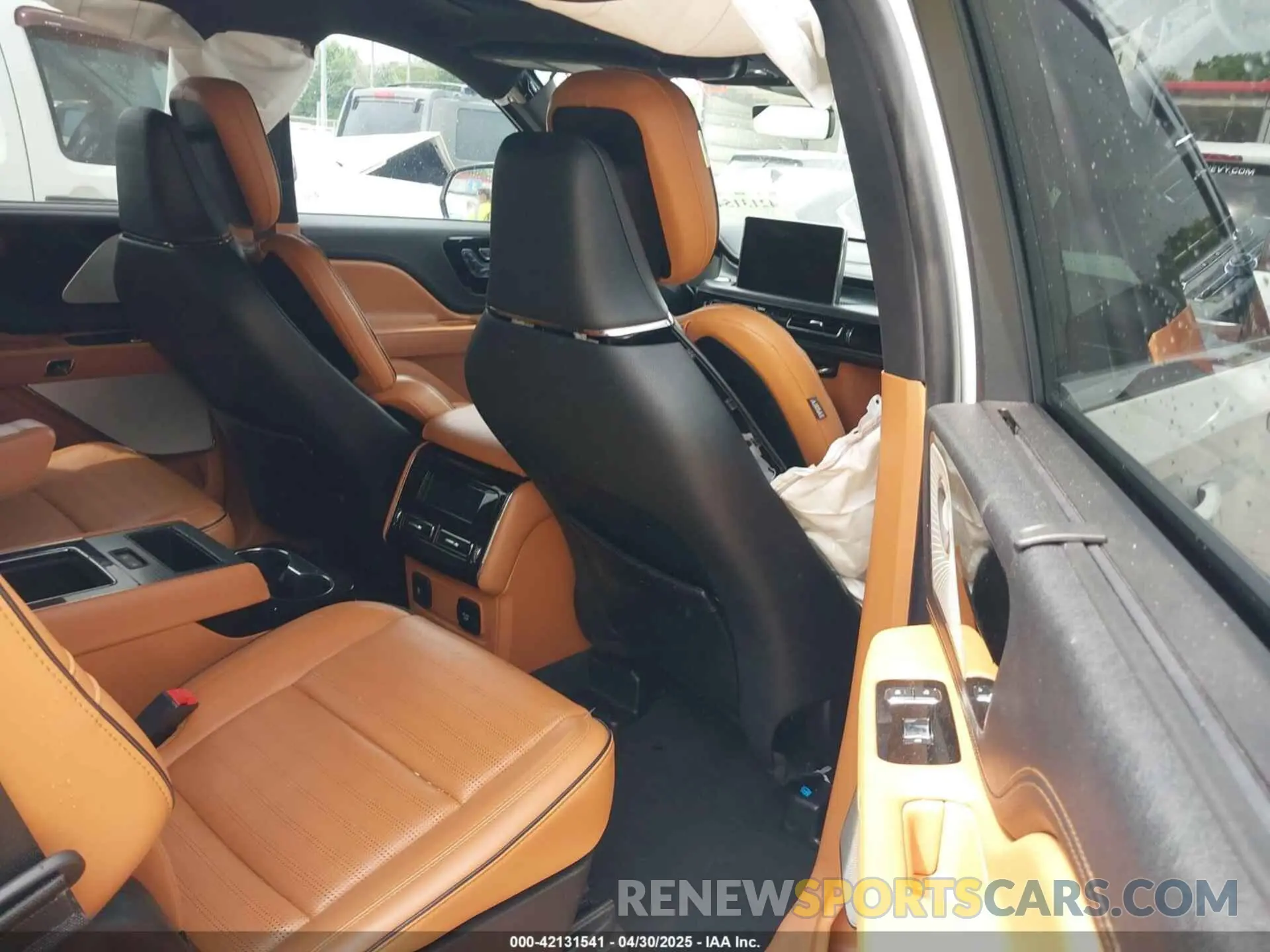 8 Photograph of a damaged car 5LM5J9XC9NGL11344 LINCOLN AVIATOR 2022