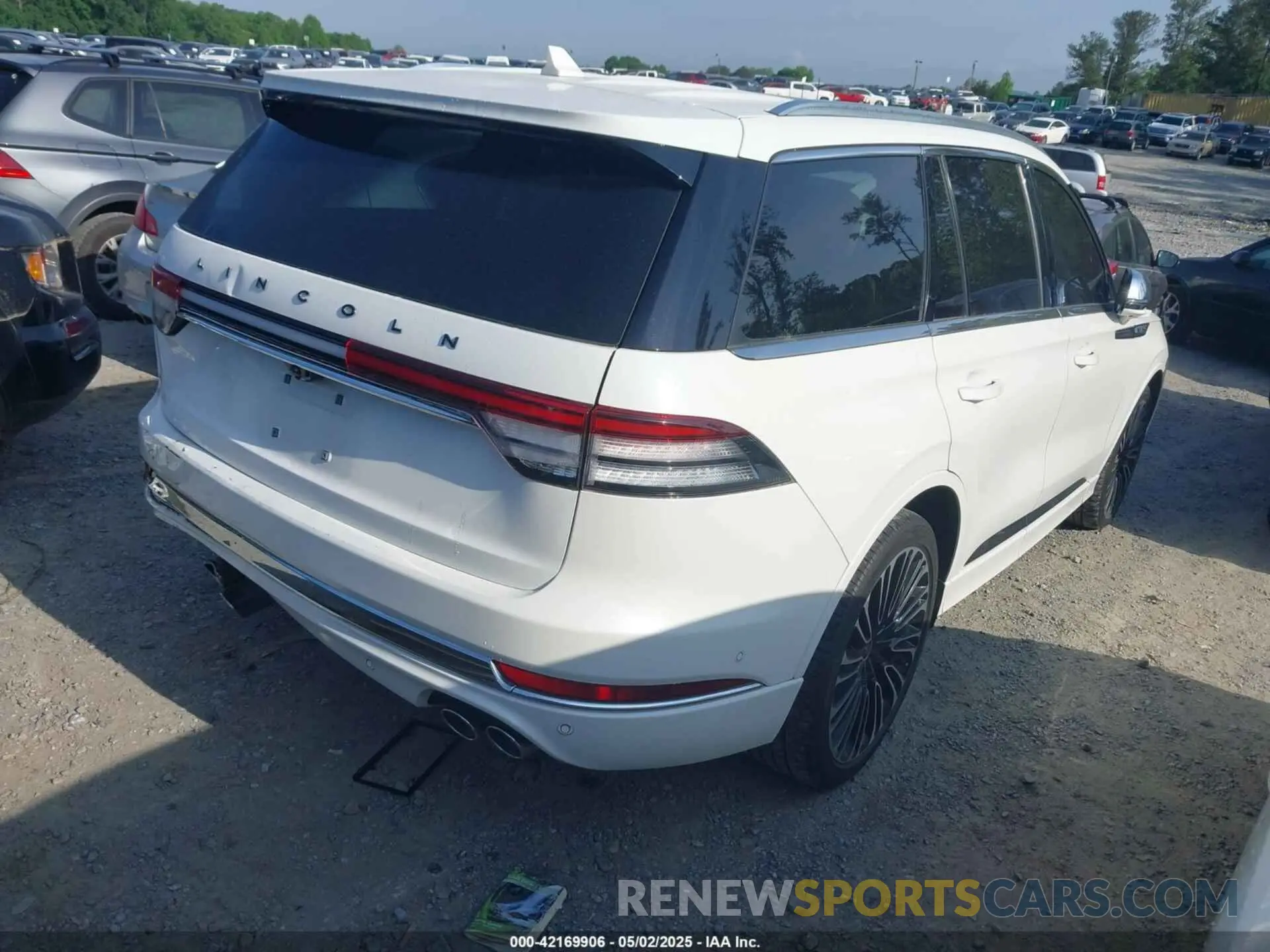 4 Photograph of a damaged car 5LM5J9XCXNGL05178 LINCOLN AVIATOR 2022