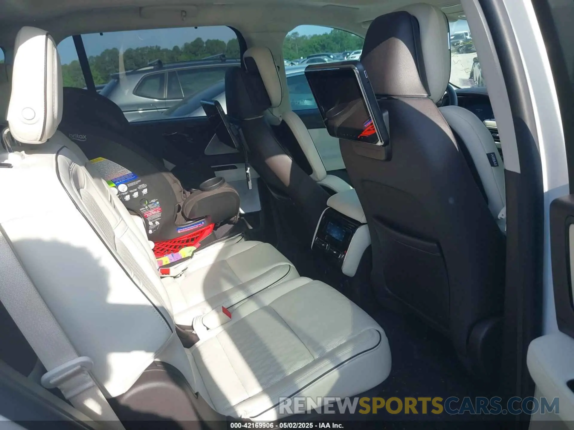 8 Photograph of a damaged car 5LM5J9XCXNGL05178 LINCOLN AVIATOR 2022