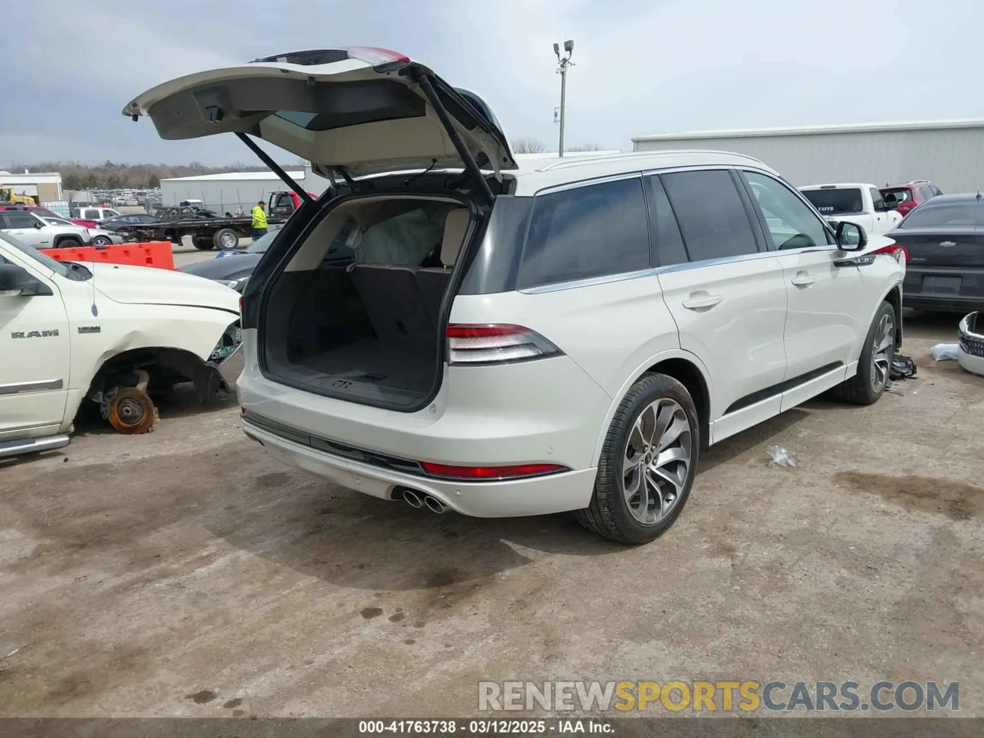4 Фотография поврежденного автомобиля 5LMYJ8XY0PNL01898 LINCOLN AVIATOR 2023