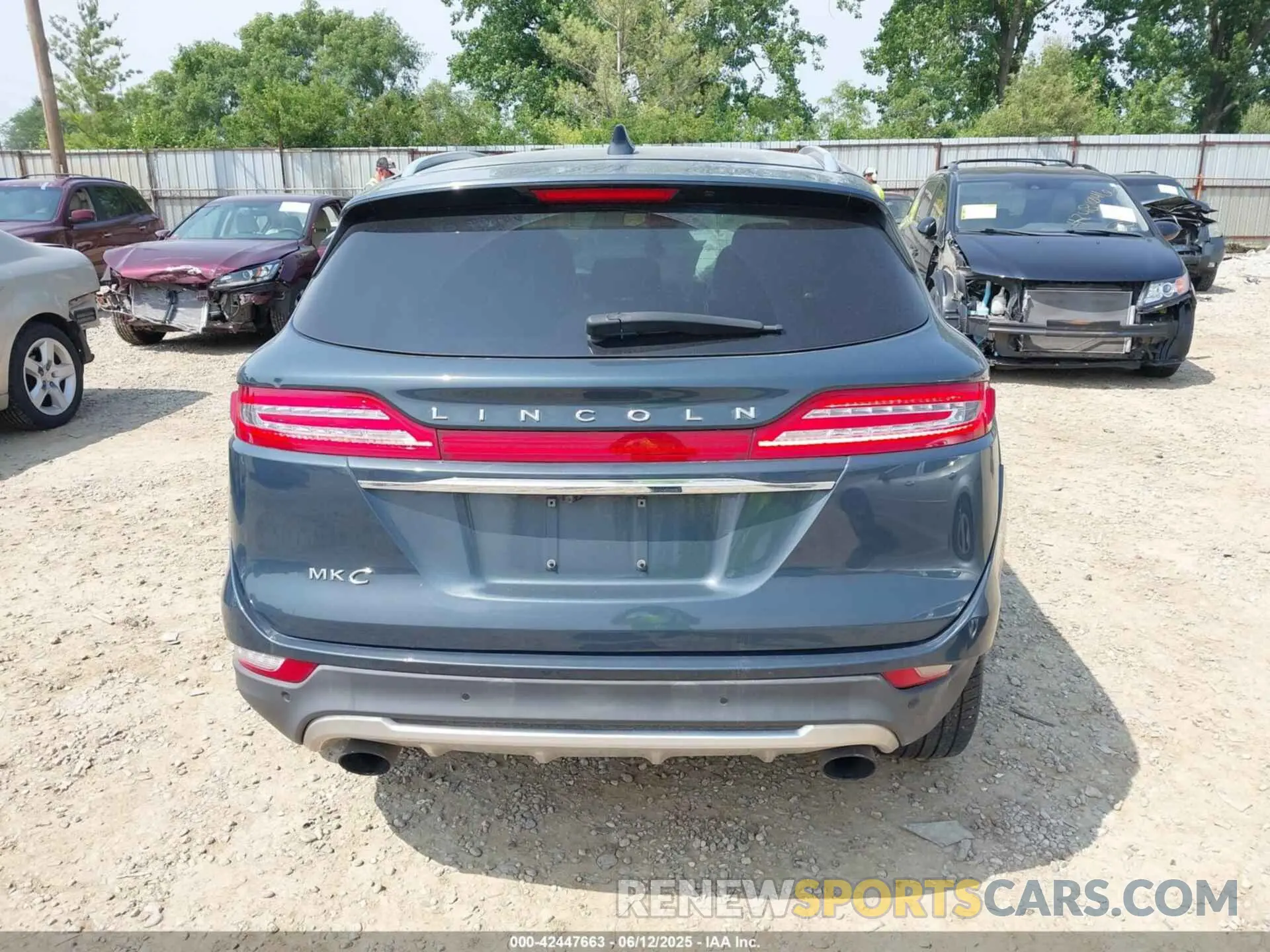 16 Photograph of a damaged car 5LMCJ1C90KUL17338 LINCOLN MKC 2019