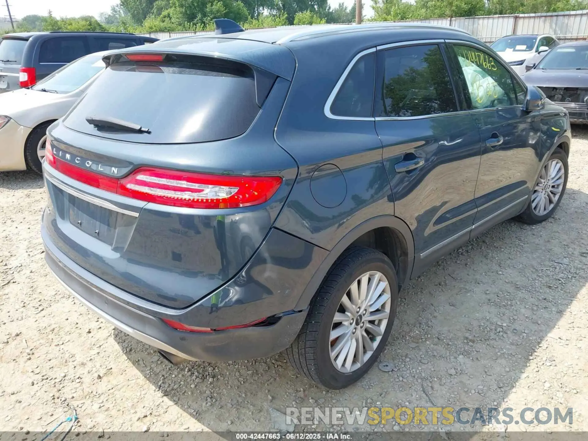 4 Photograph of a damaged car 5LMCJ1C90KUL17338 LINCOLN MKC 2019