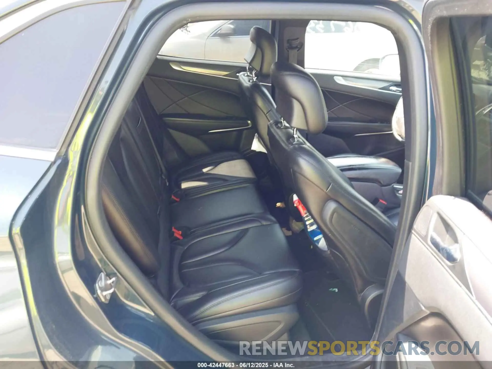 8 Photograph of a damaged car 5LMCJ1C90KUL17338 LINCOLN MKC 2019