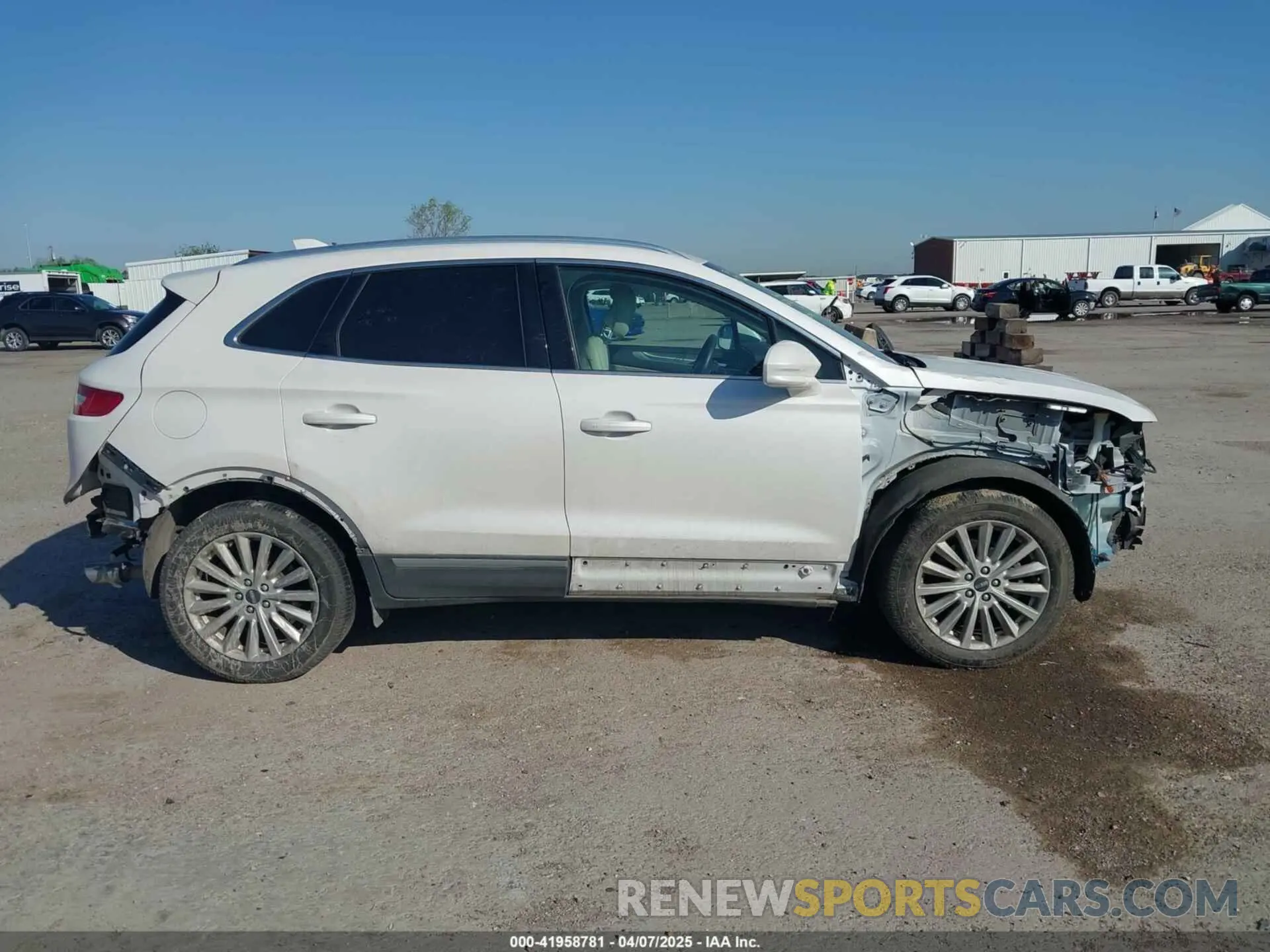 14 Photograph of a damaged car 5LMCJ1C92KUL35937 LINCOLN MKC 2019