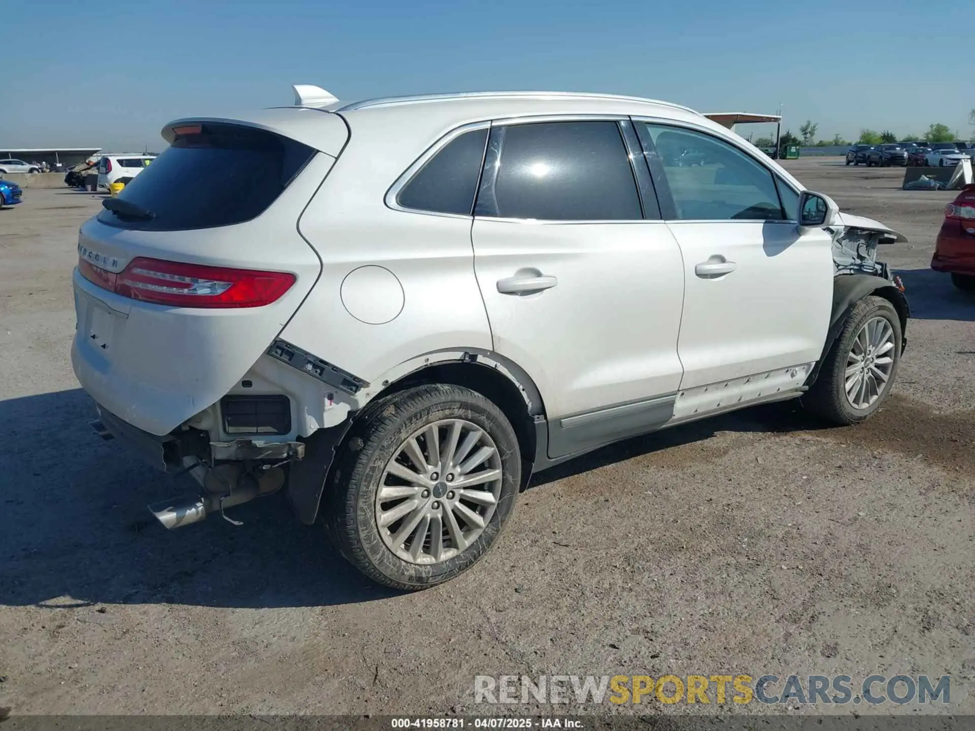 4 Photograph of a damaged car 5LMCJ1C92KUL35937 LINCOLN MKC 2019