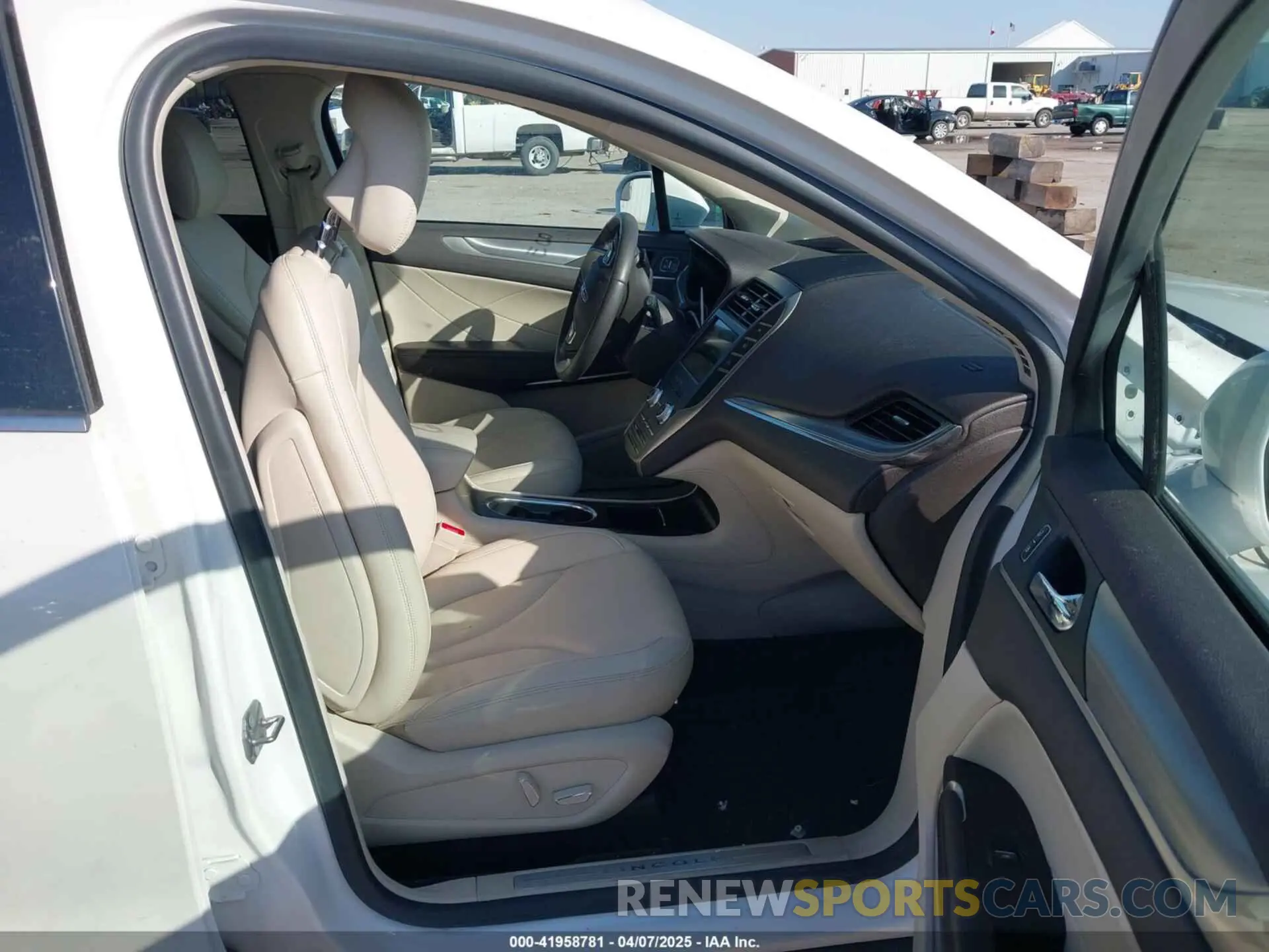 5 Photograph of a damaged car 5LMCJ1C92KUL35937 LINCOLN MKC 2019