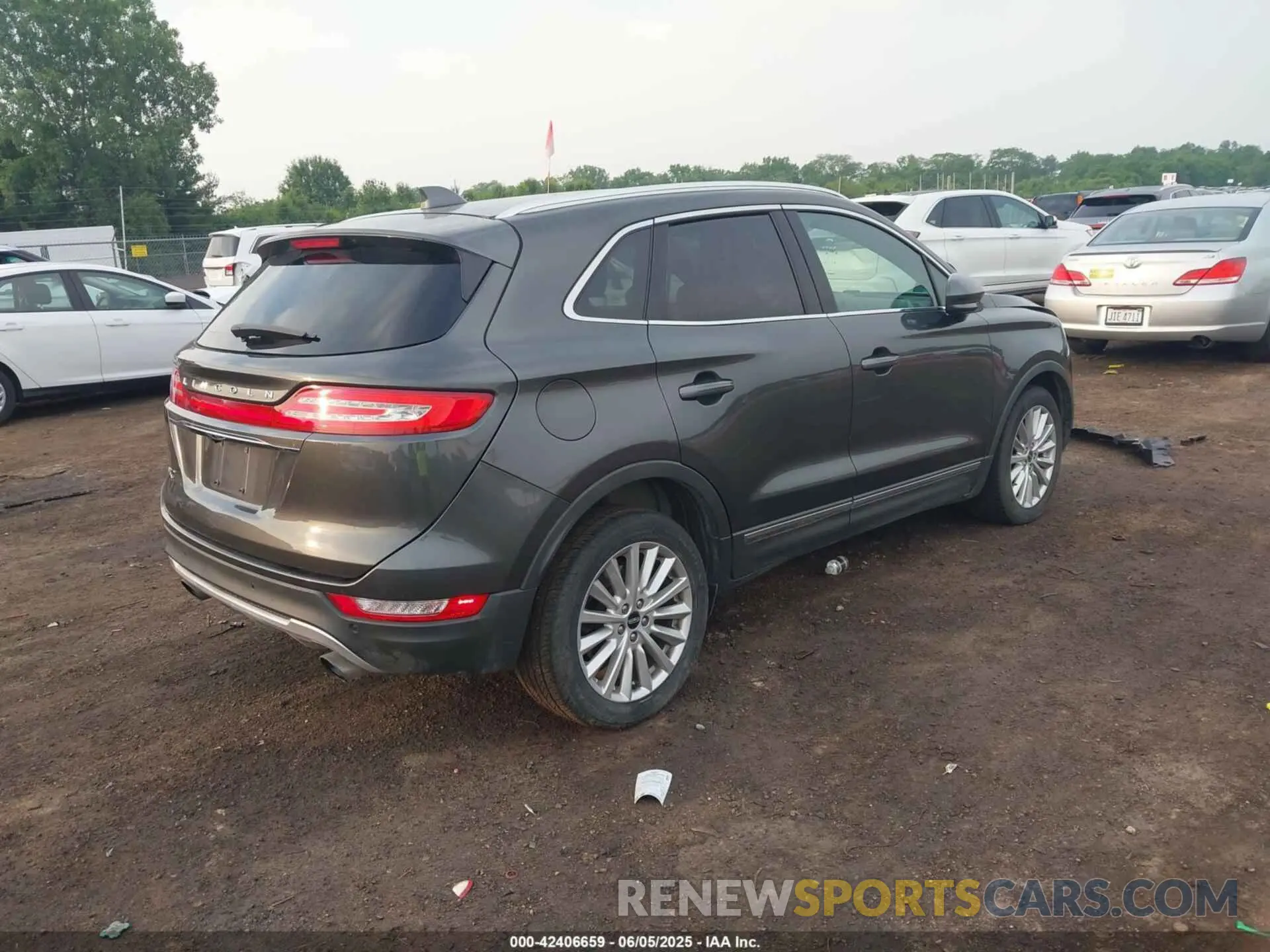 4 Photograph of a damaged car 5LMCJ1C9XKUL48497 LINCOLN MKC 2019