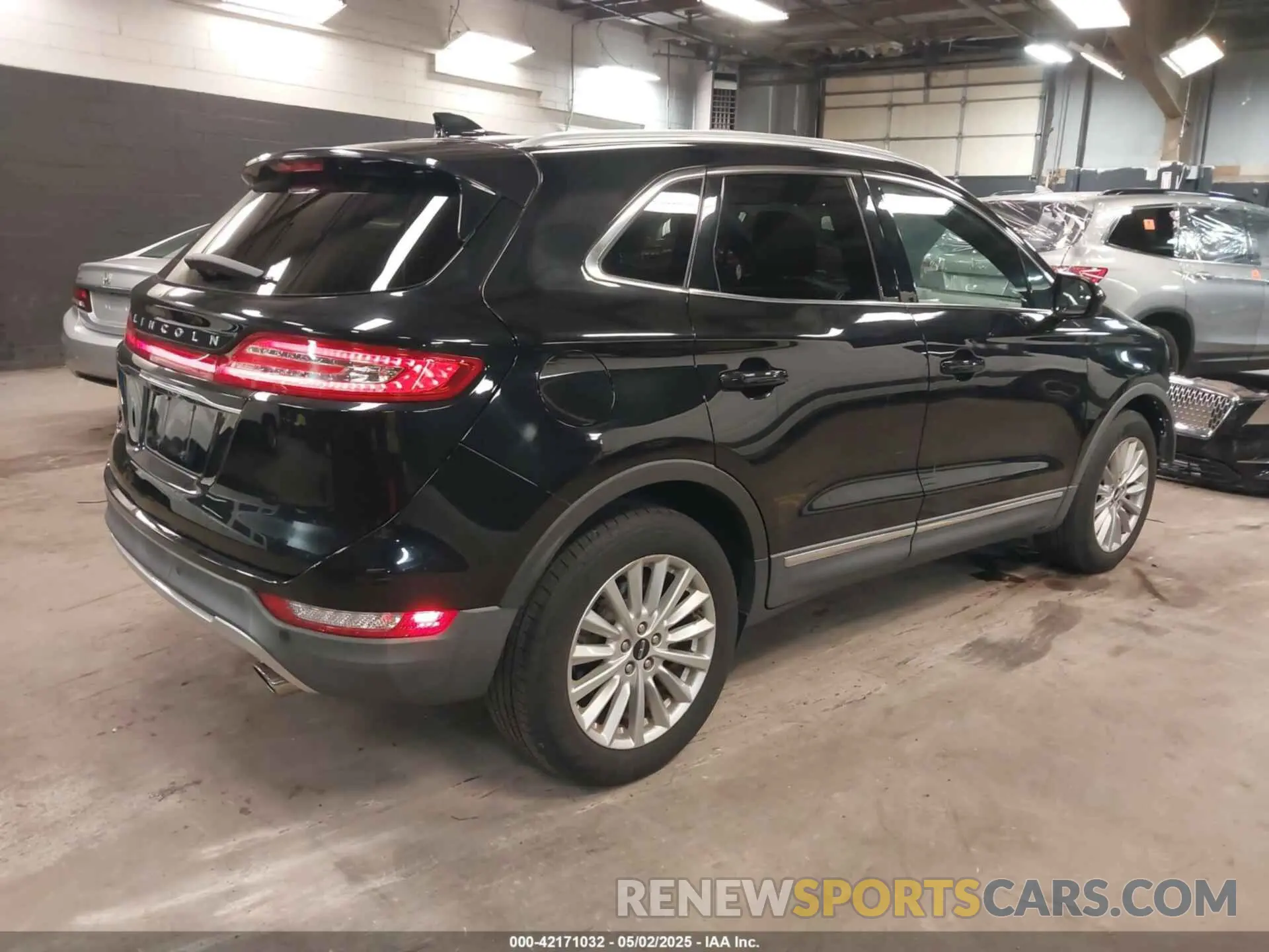 4 Photograph of a damaged car 5LMCJ1D95KUL17768 LINCOLN MKC 2019