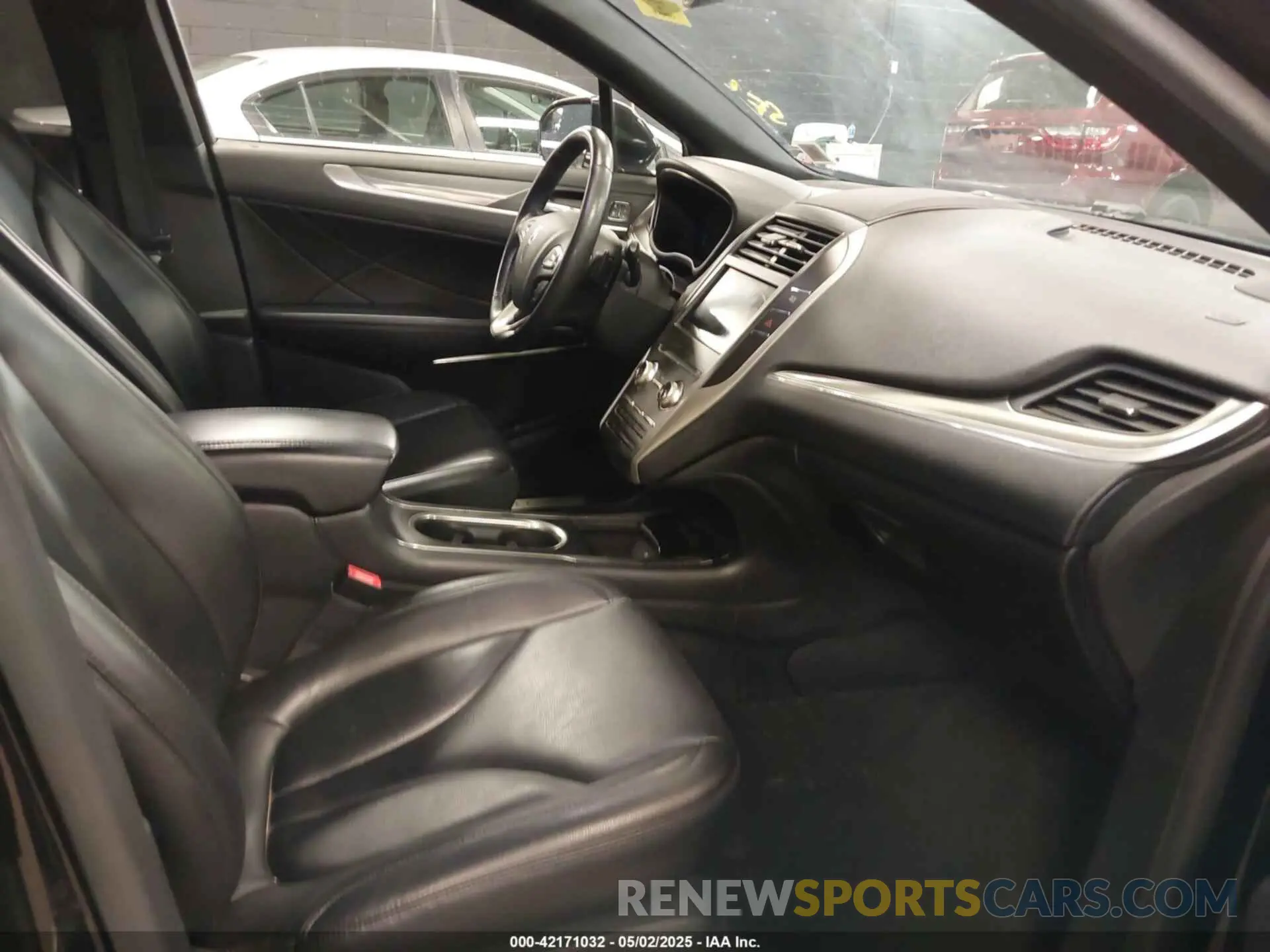 5 Photograph of a damaged car 5LMCJ1D95KUL17768 LINCOLN MKC 2019