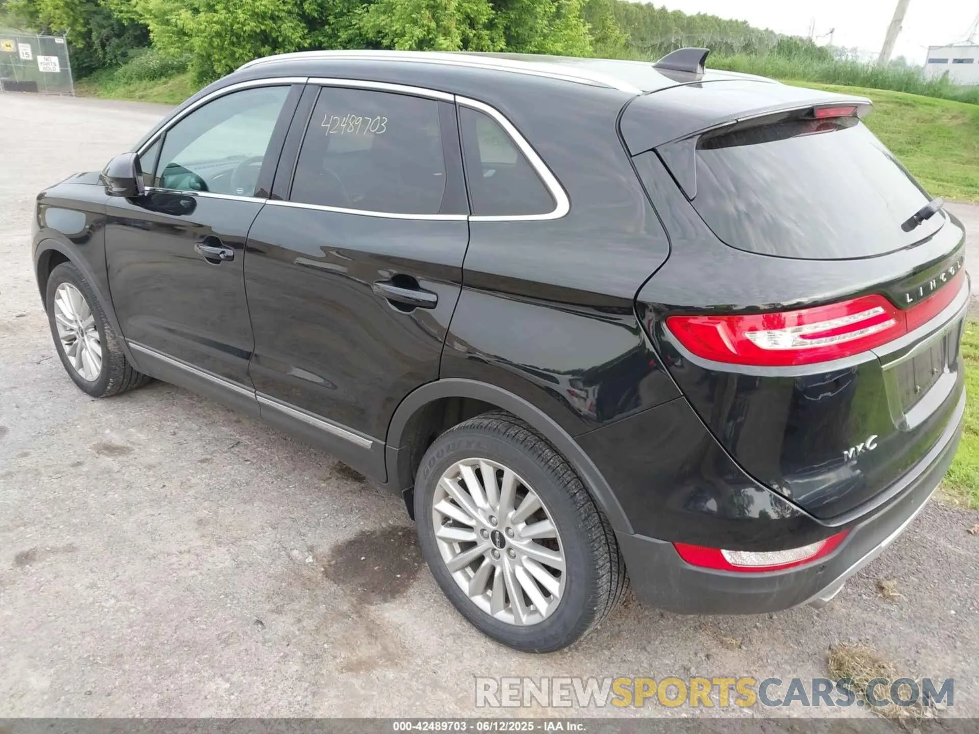 3 Photograph of a damaged car 5LMCJ1D96KUL49936 LINCOLN MKC 2019