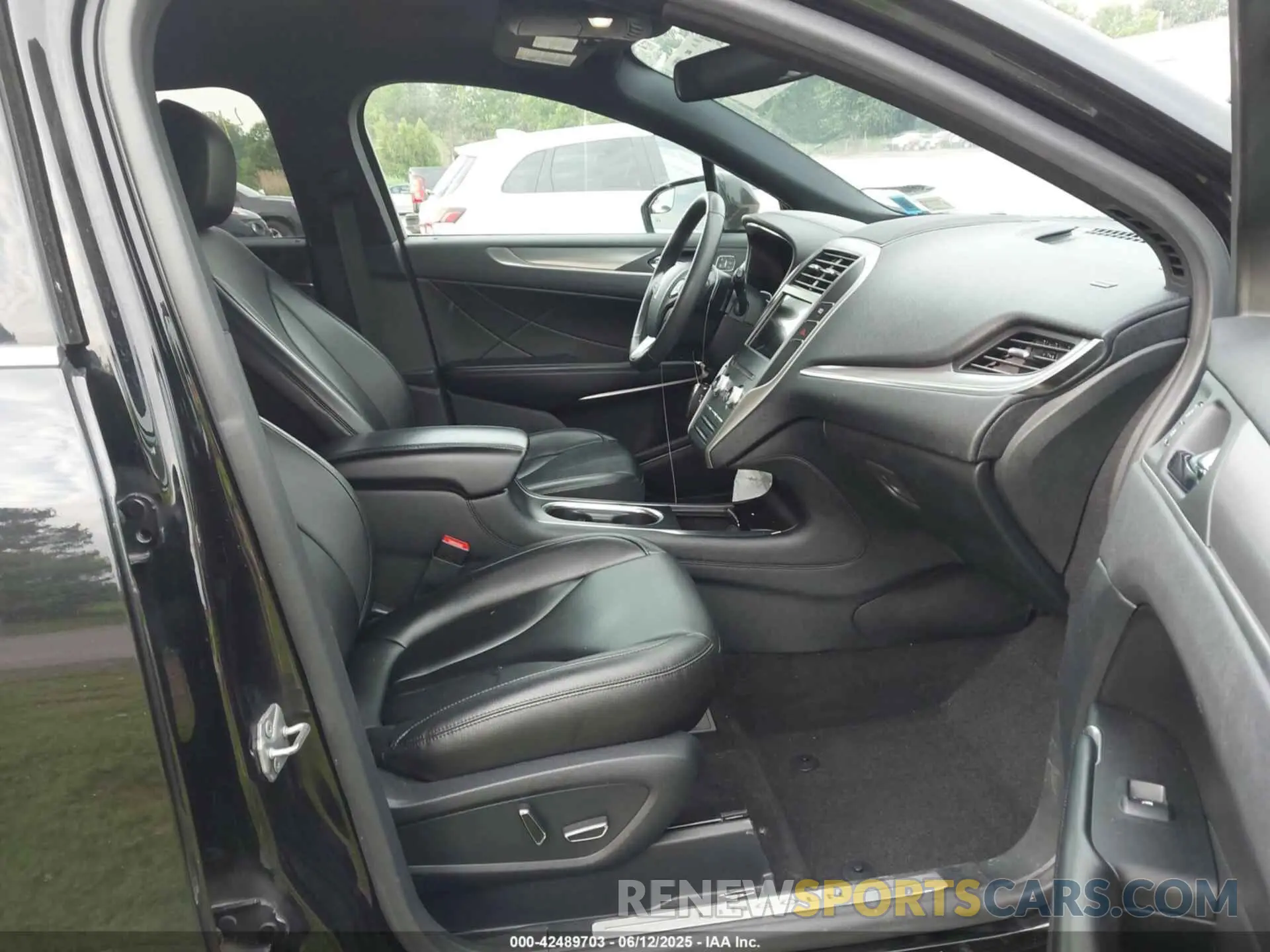 5 Photograph of a damaged car 5LMCJ1D96KUL49936 LINCOLN MKC 2019