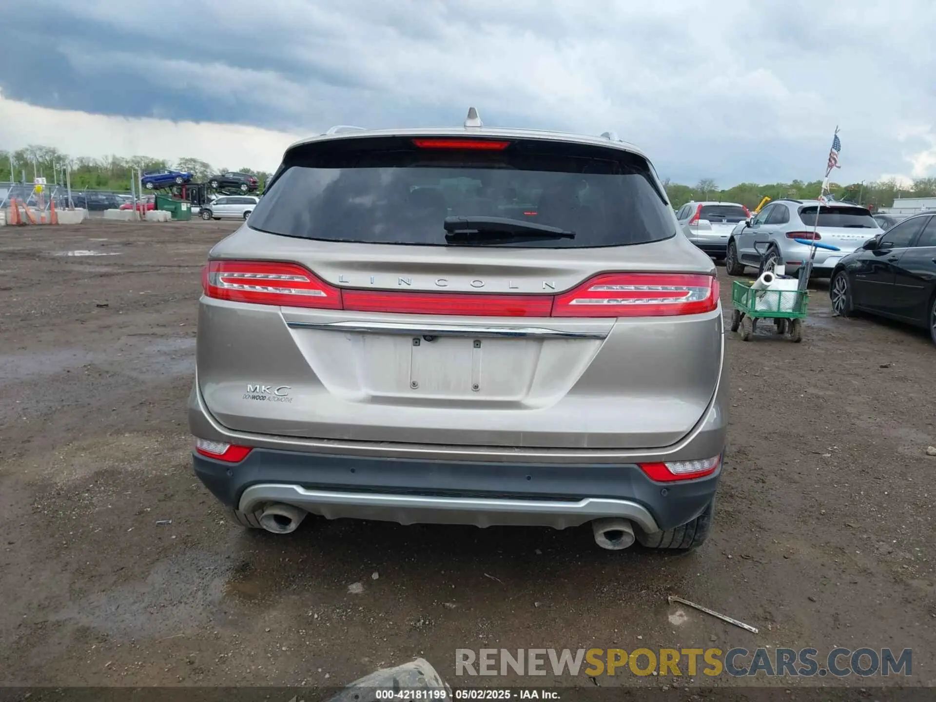 17 Photograph of a damaged car 5LMCJ1D97KUL39481 LINCOLN MKC 2019