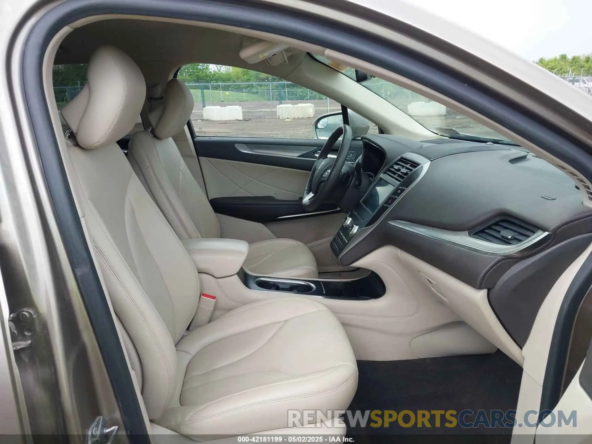 5 Photograph of a damaged car 5LMCJ1D97KUL39481 LINCOLN MKC 2019