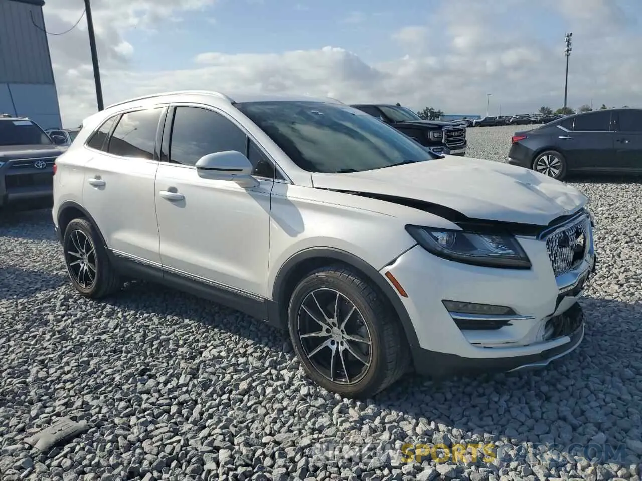 4 Photograph of a damaged car 5LMCJ2C90KUL20777 LINCOLN MKC 2019